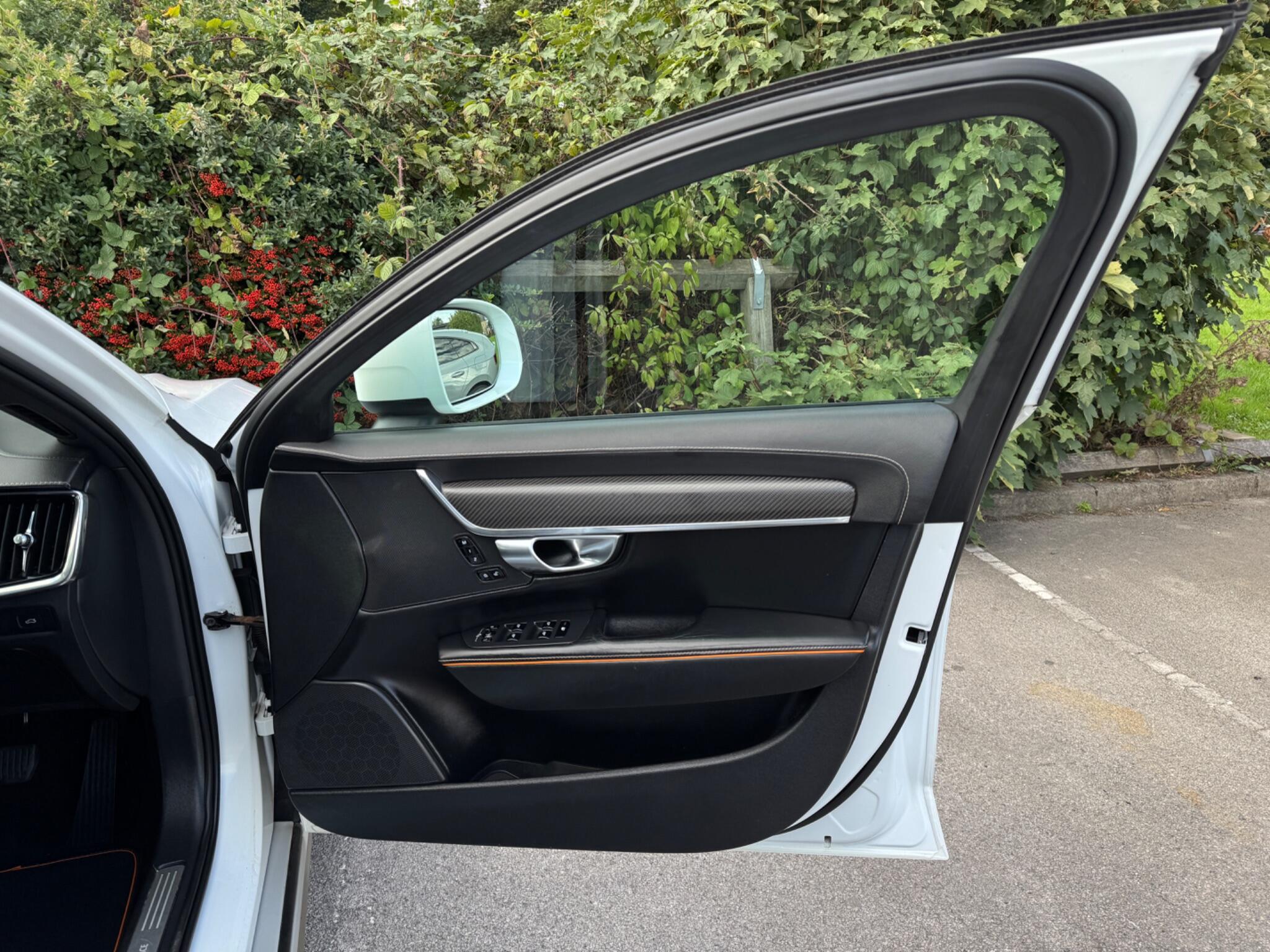 Volvo V90 Cross Country view 38