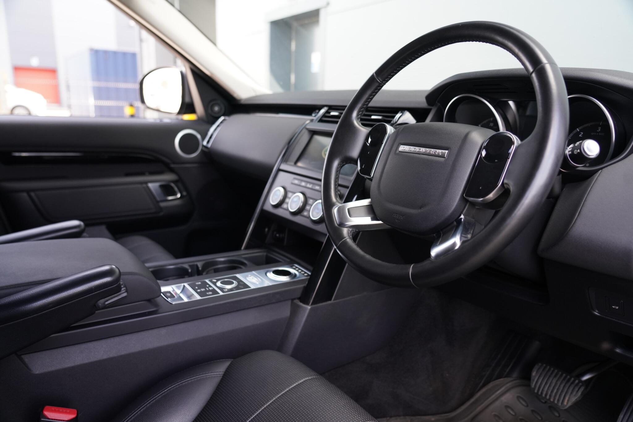 Land Rover Discovery view 3