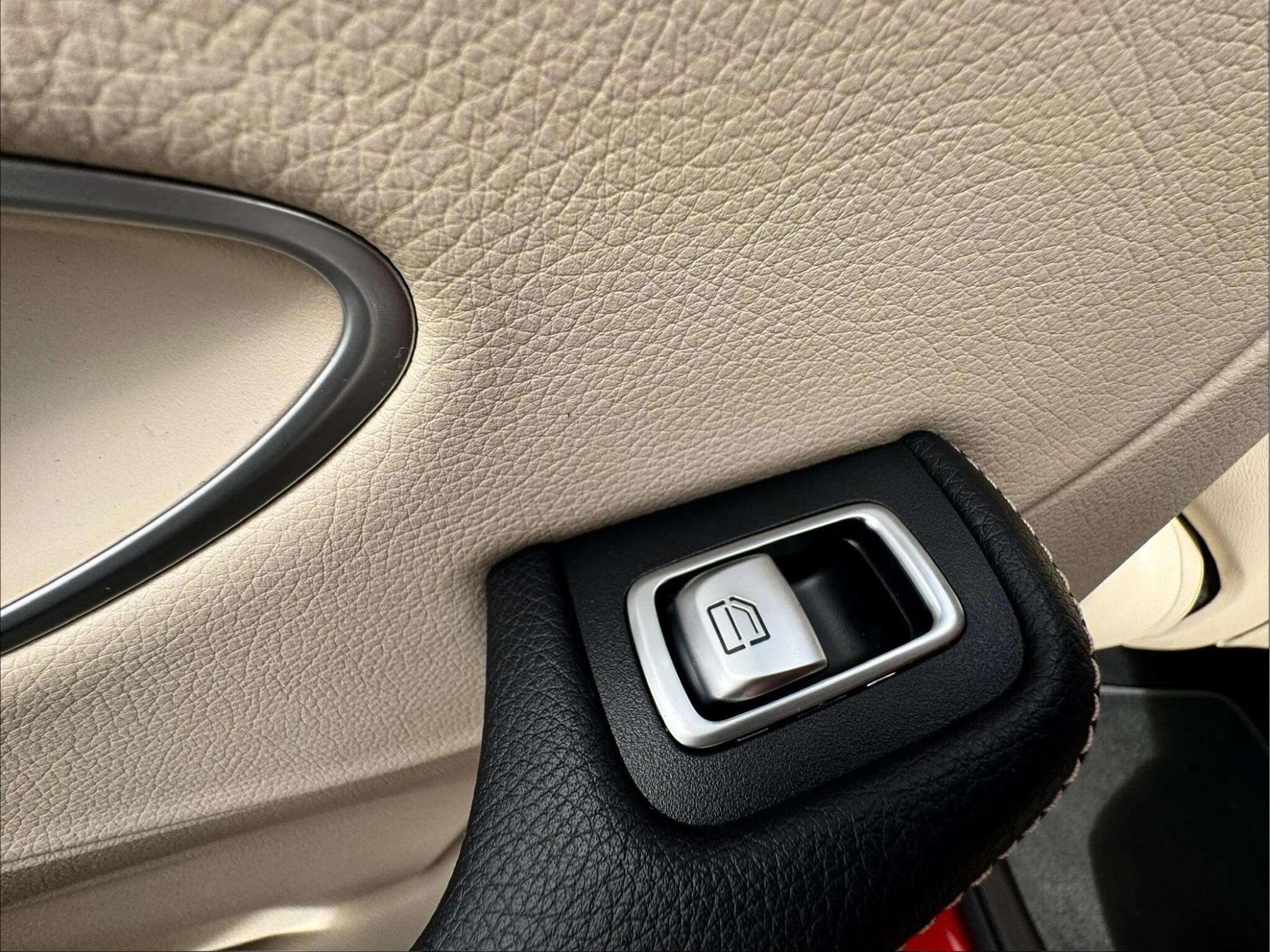 Mercedes-Benz EQC view 36