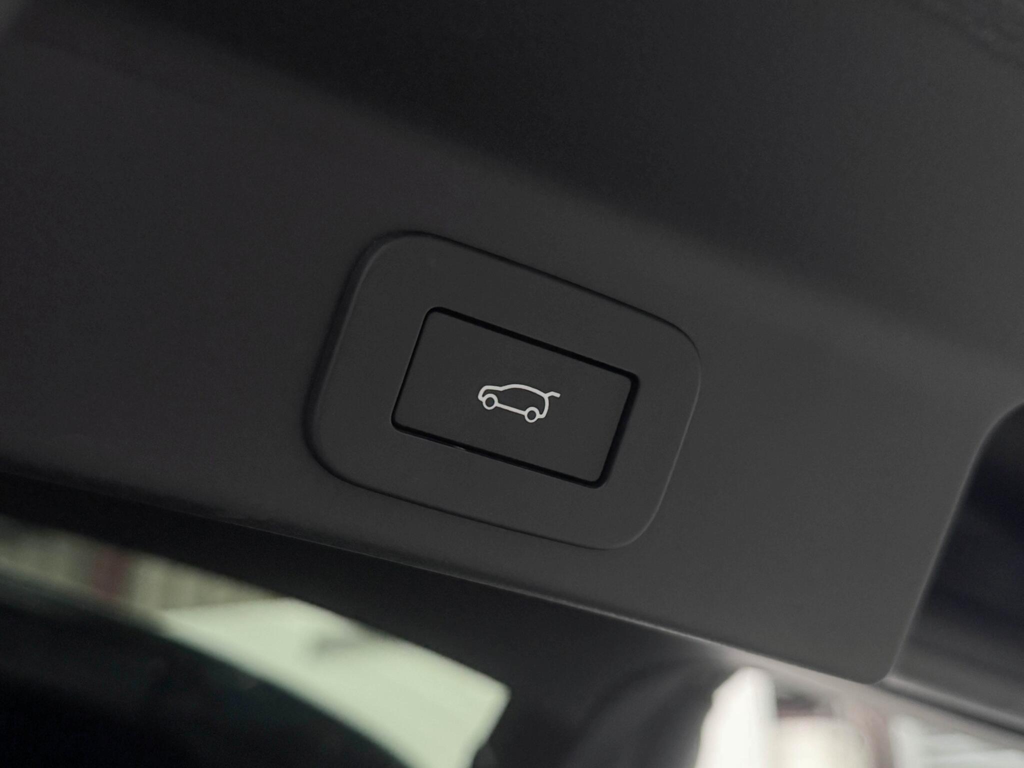 Jaguar F-Pace view 8