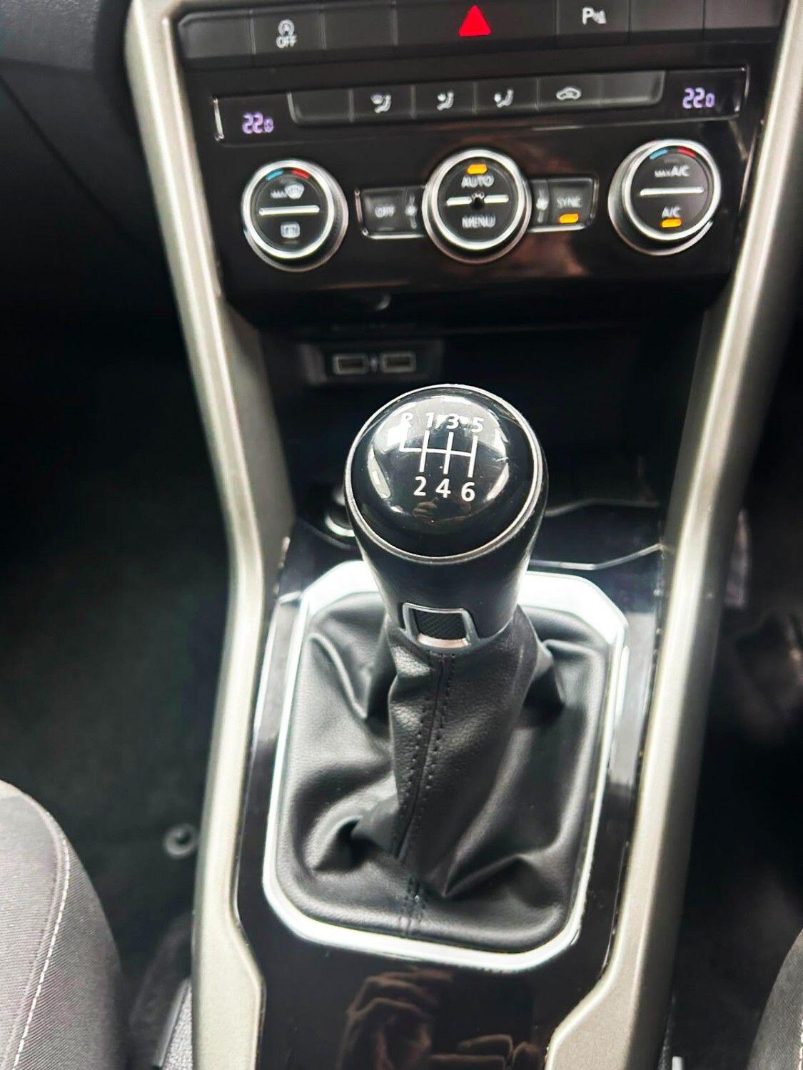 Volkswagen T-Roc view 16
