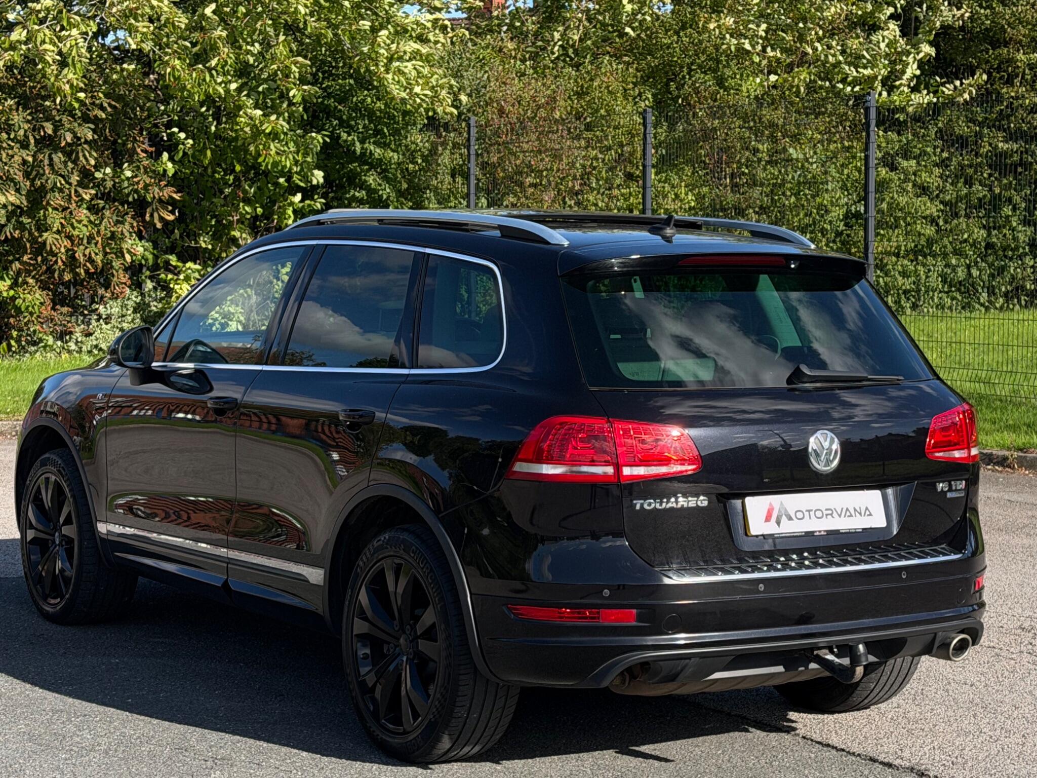 Volkswagen Touareg view 4