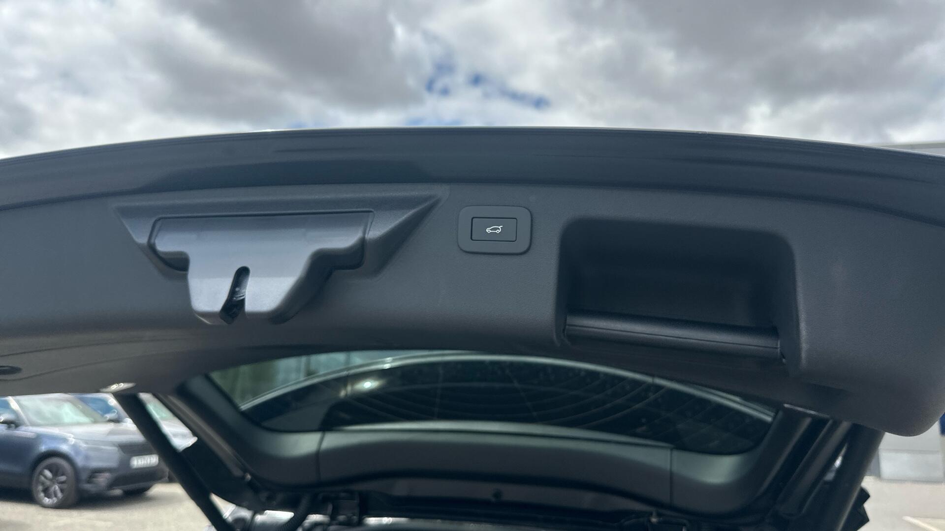 Land Rover Discovery Sport view 25