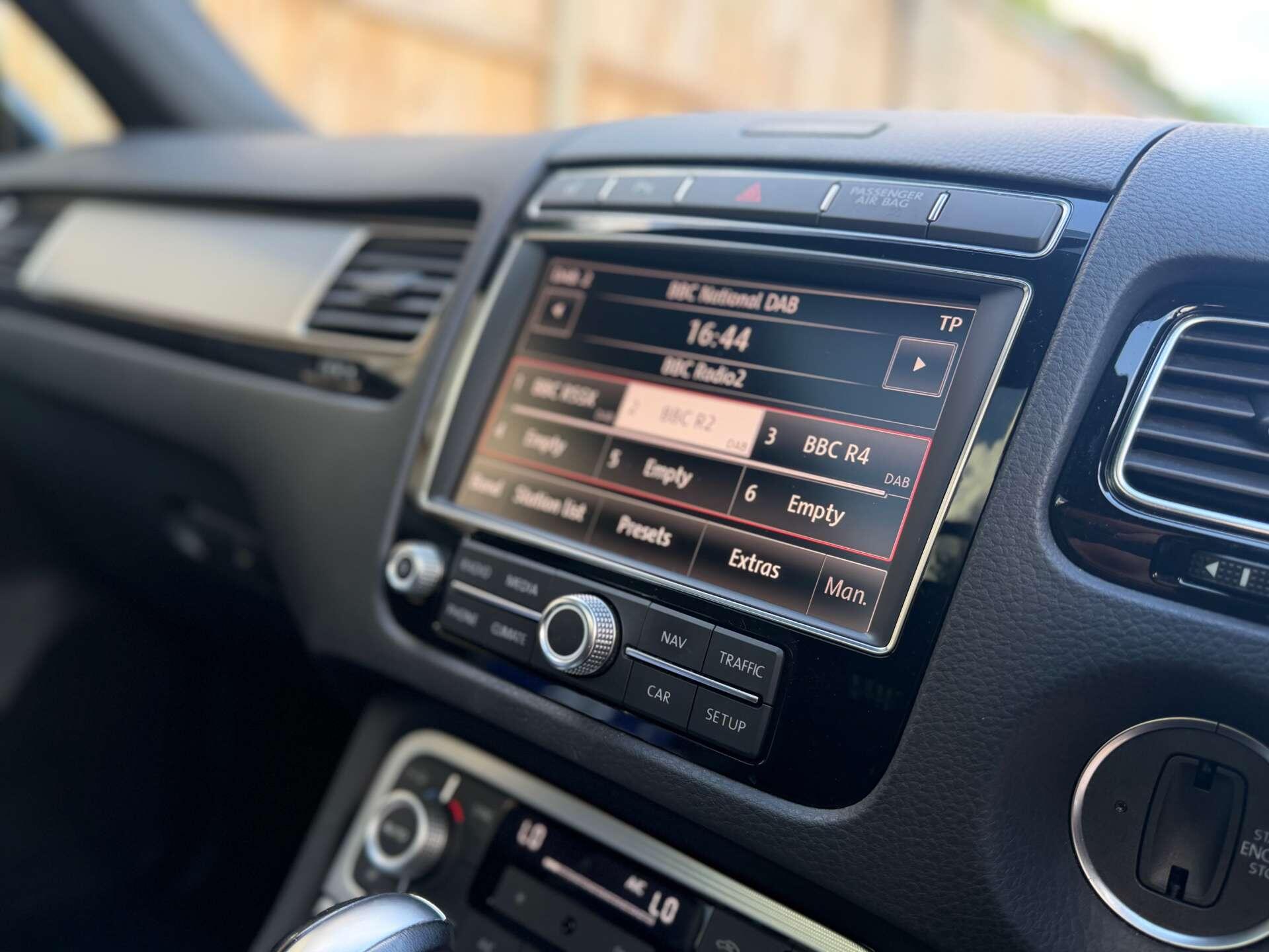 Volkswagen Touareg view 3