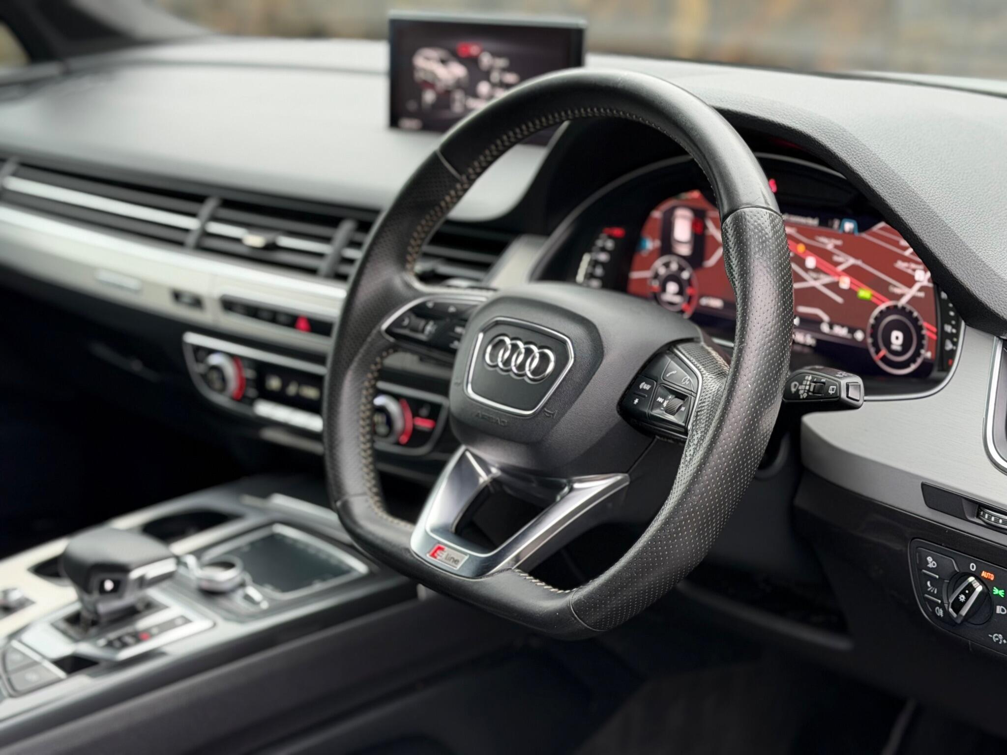 Audi Q7 view 12