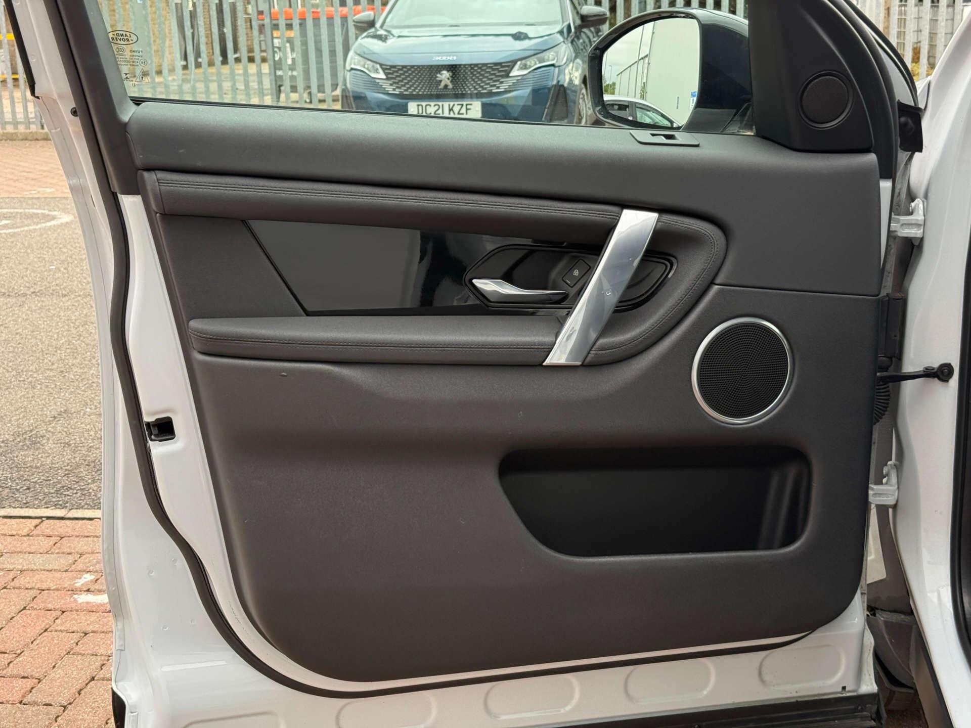 Land Rover Discovery Sport view 50