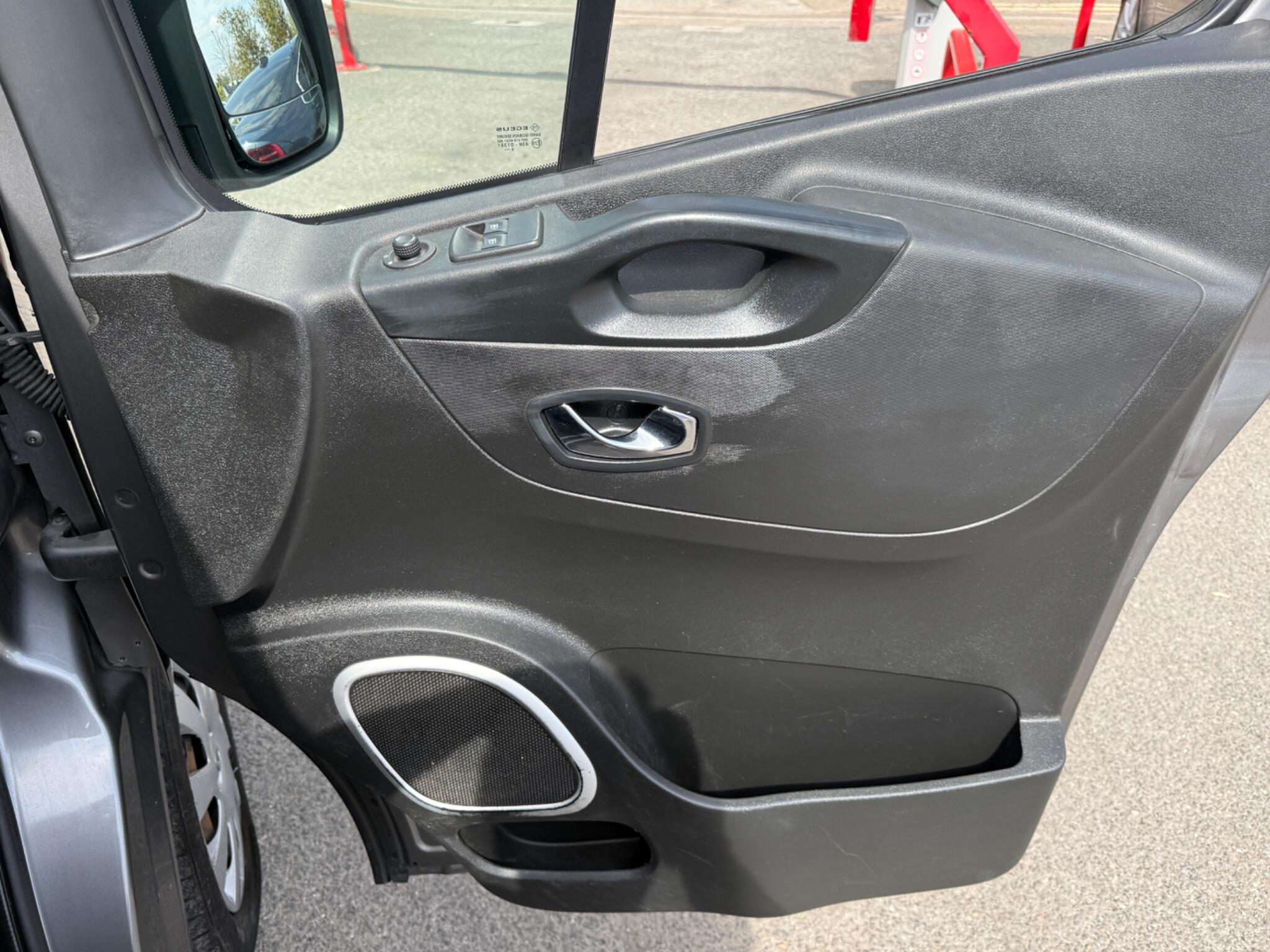 Vauxhall Vivaro - Image 19