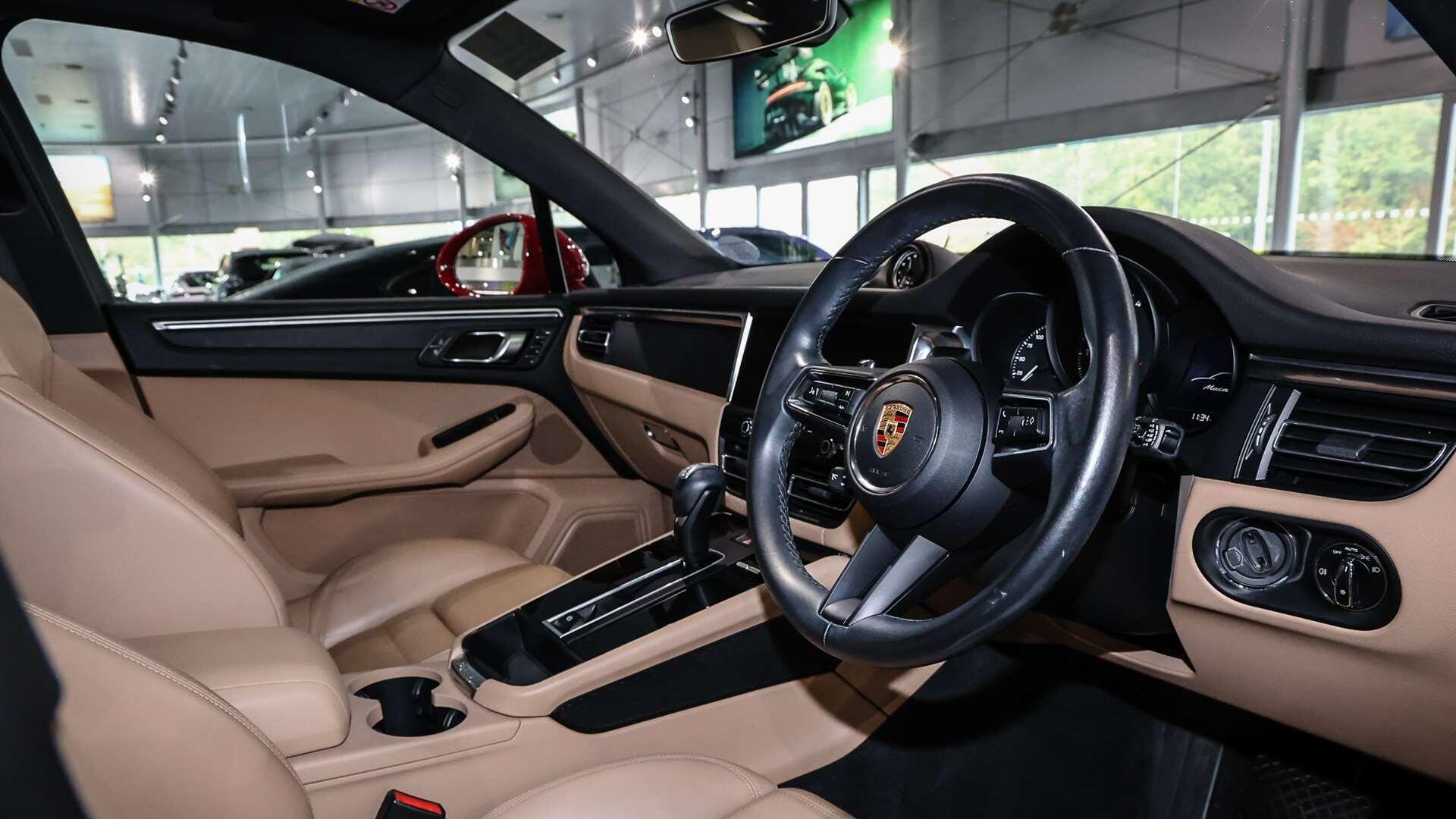 Porsche Macan view 12