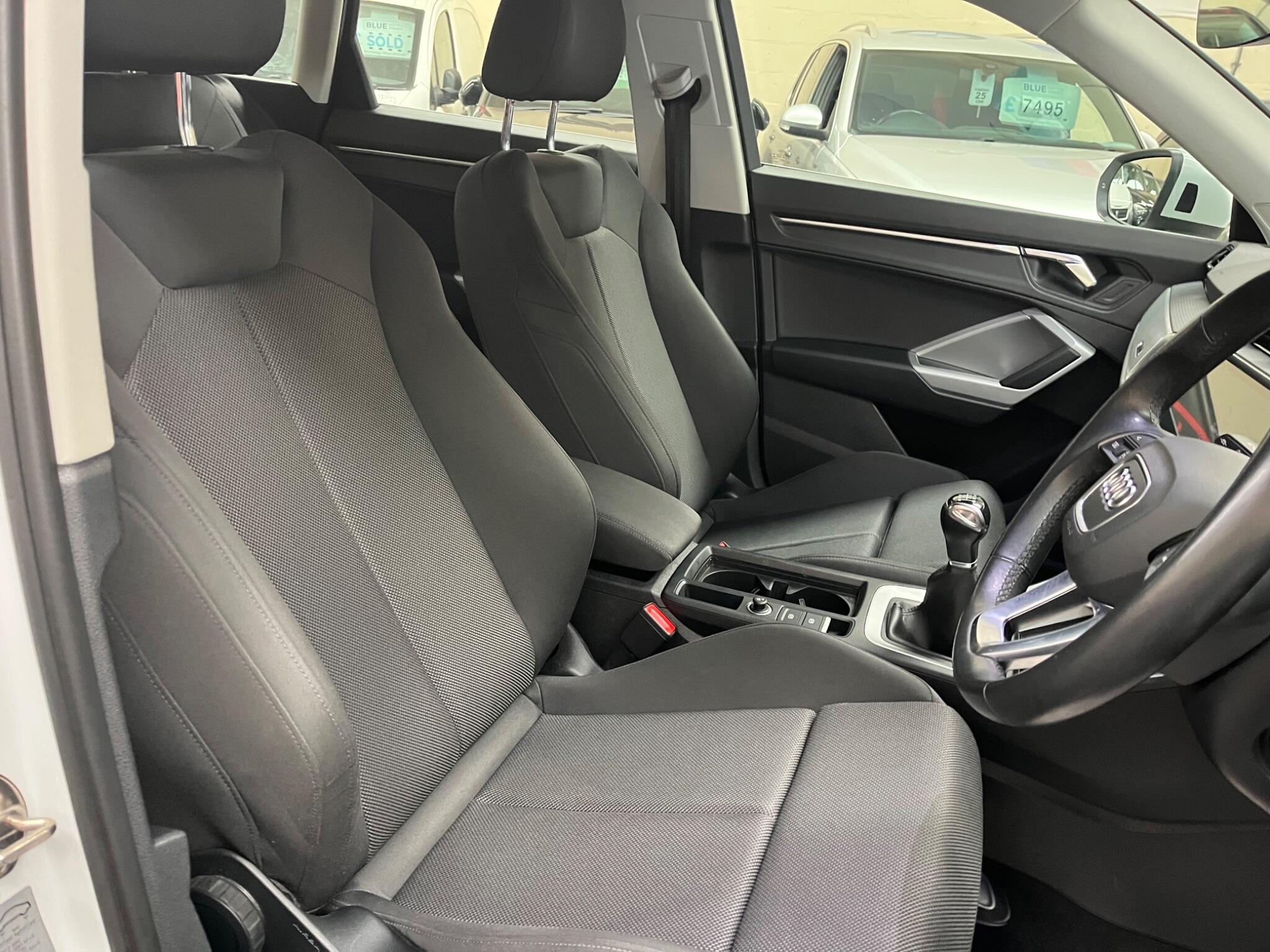 Audi Q3 view 12