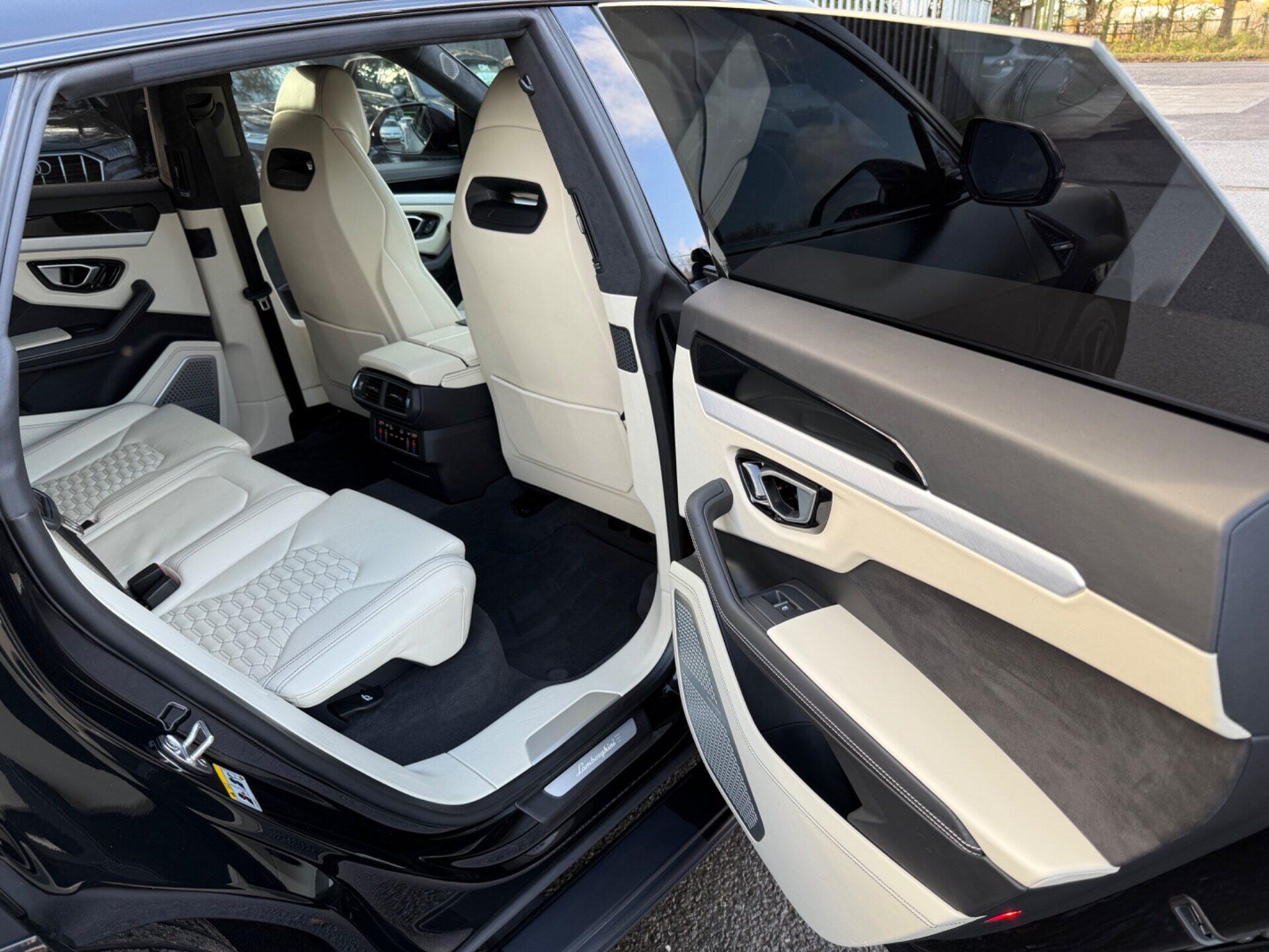 Lamborghini Urus view 39