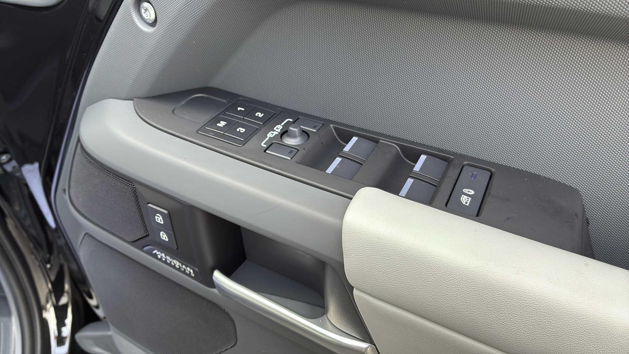 Land Rover Defender view 29