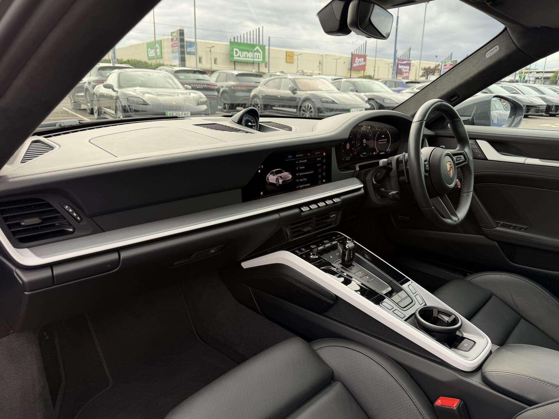 Porsche 911 view 5