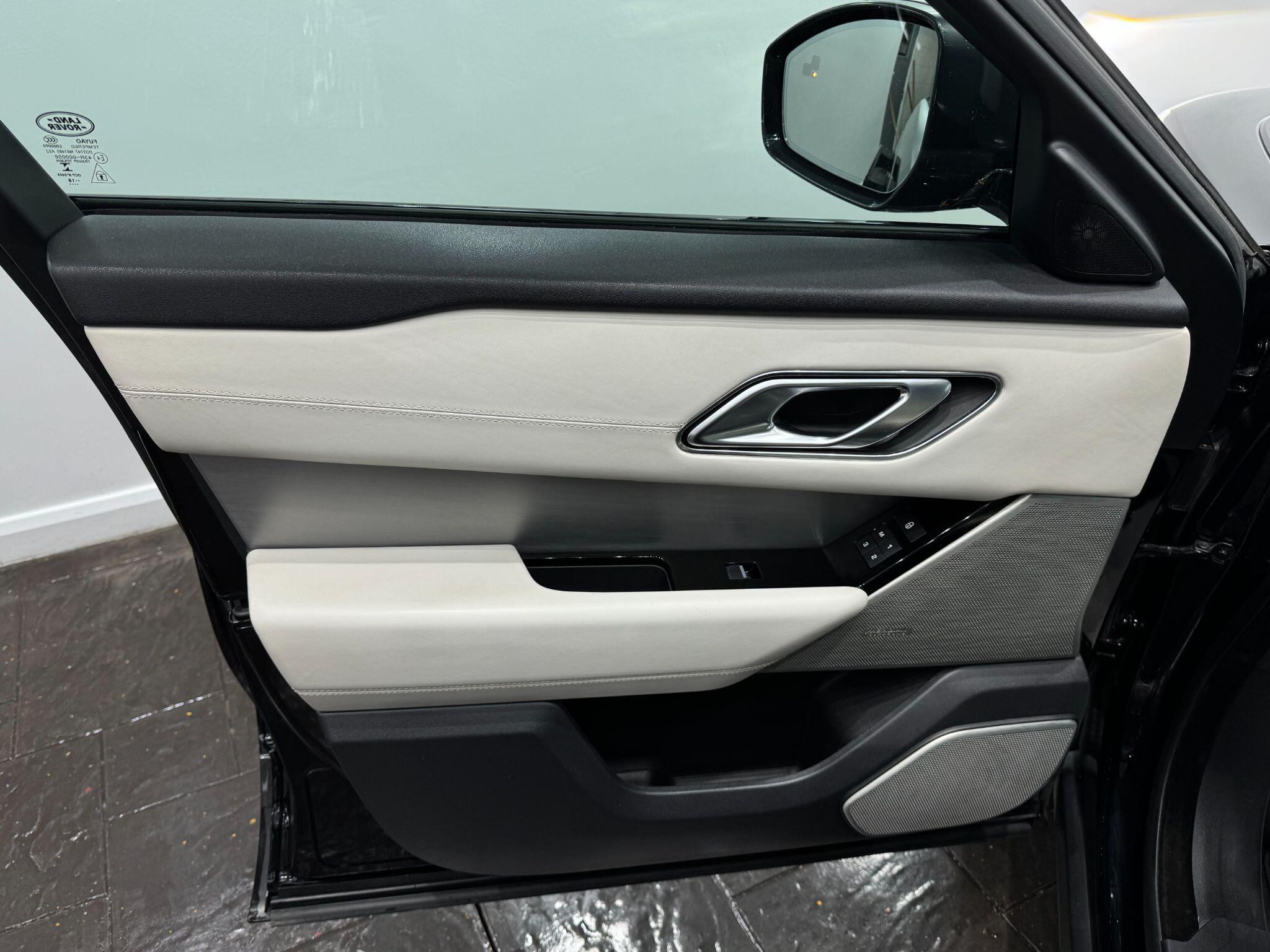 Land Rover Range Rover Velar view 41