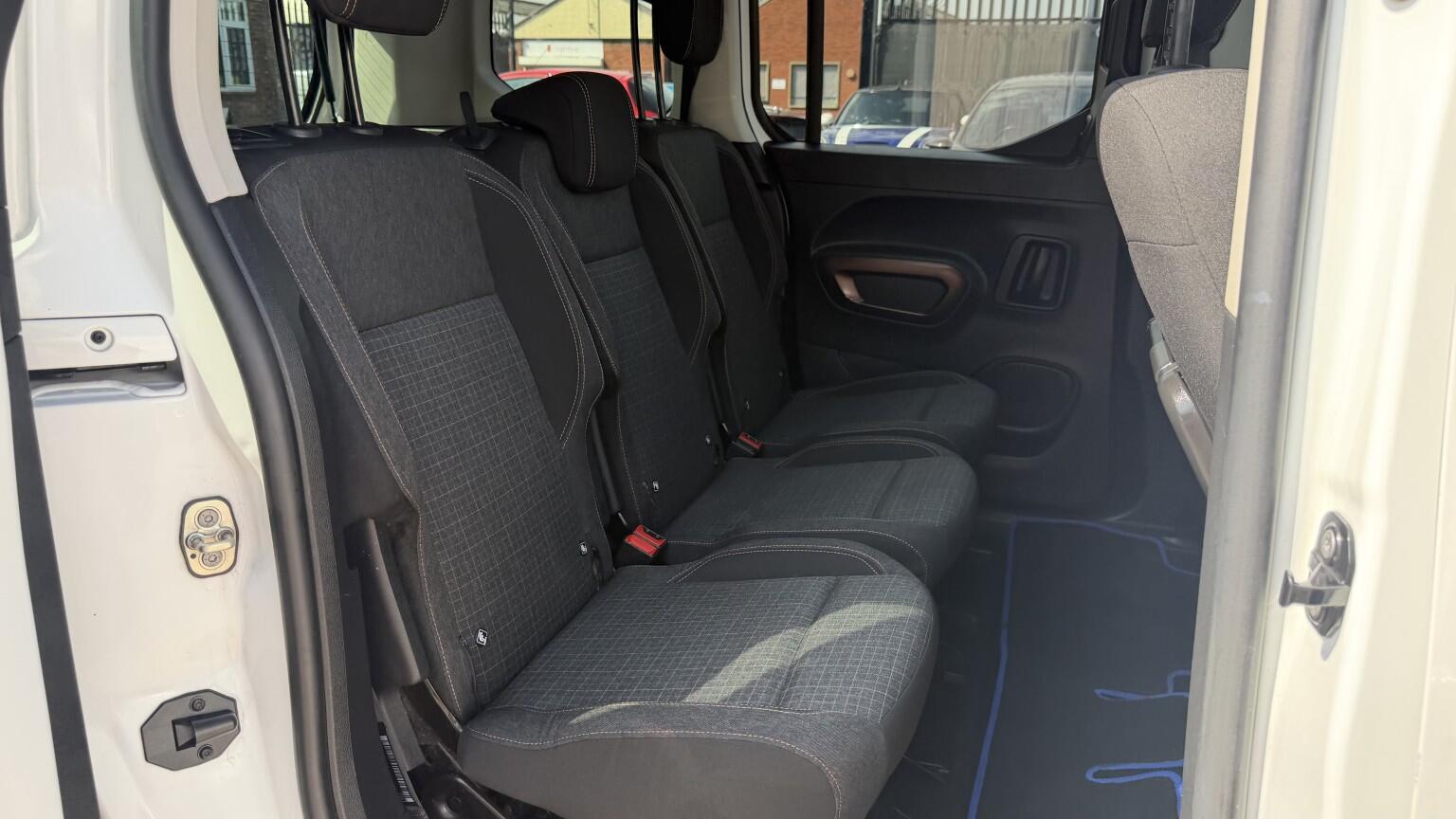 Peugeot Rifter view 19
