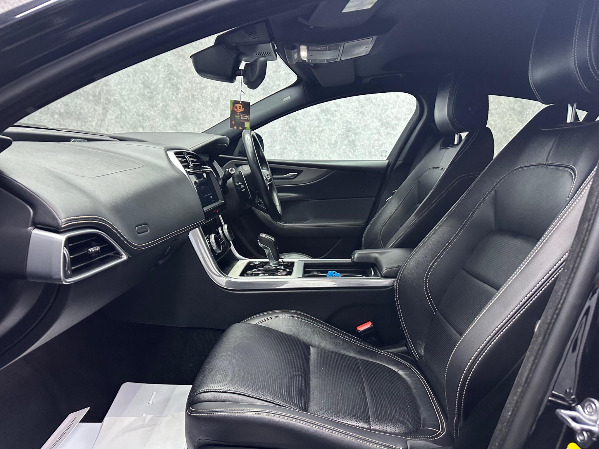 Jaguar Xe view 3