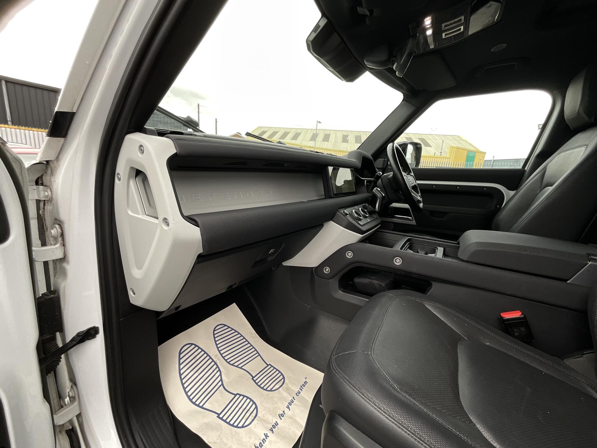Land Rover Defender 110 view 17