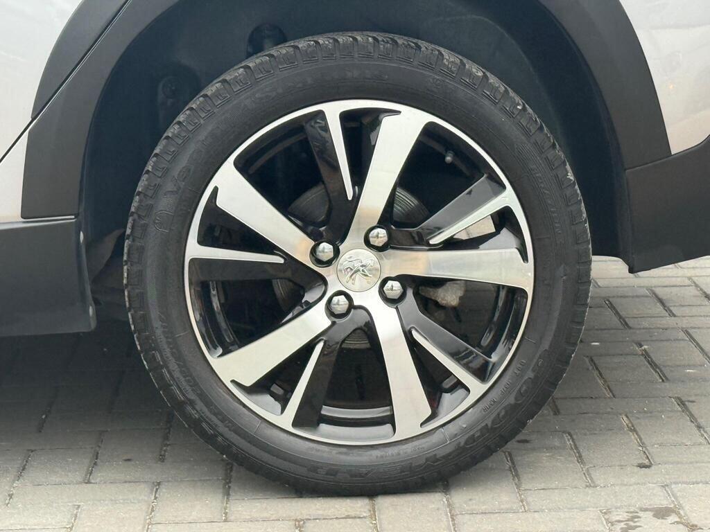 Peugeot 2008 view 11