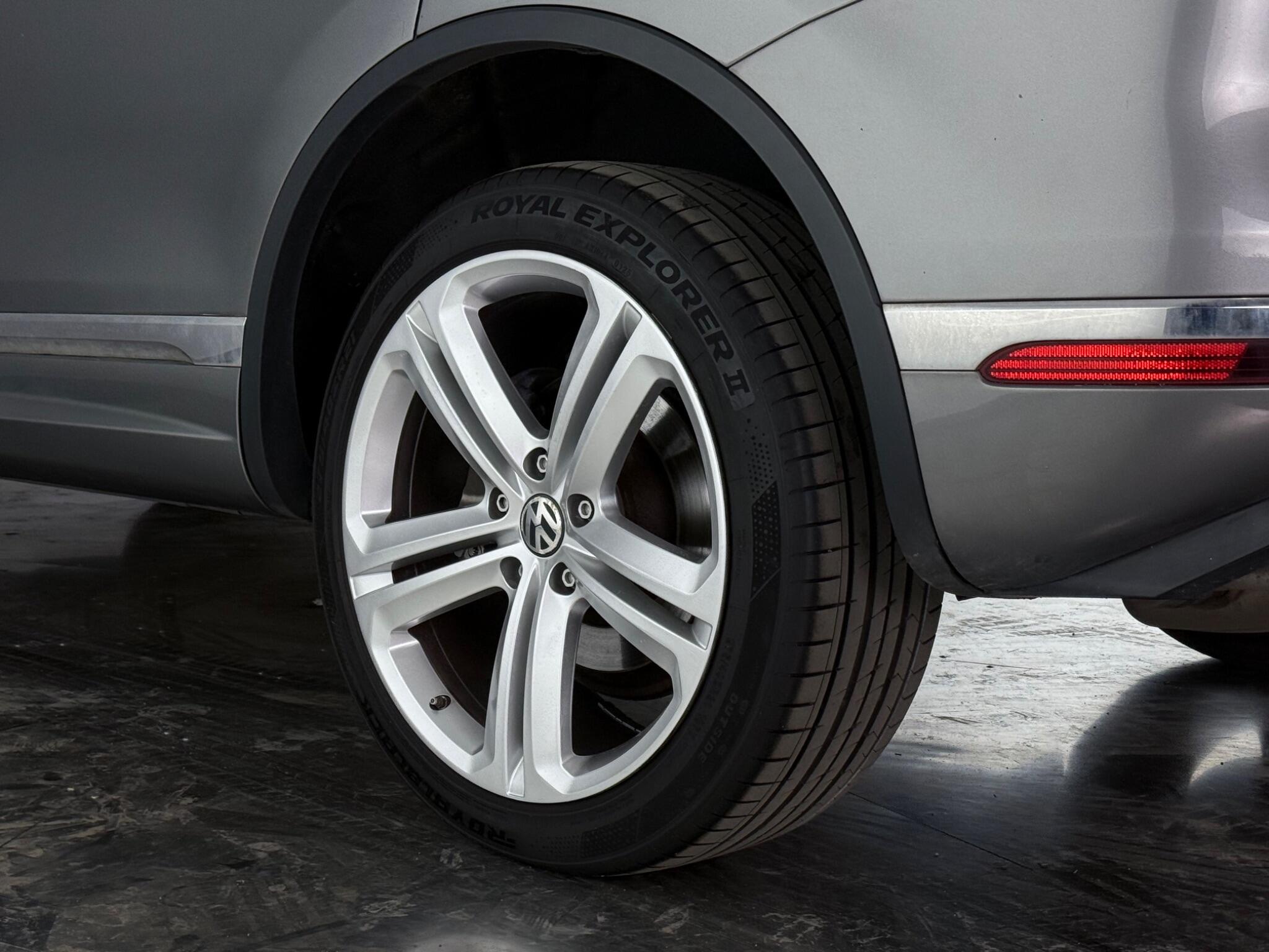 Volkswagen Touareg view 9