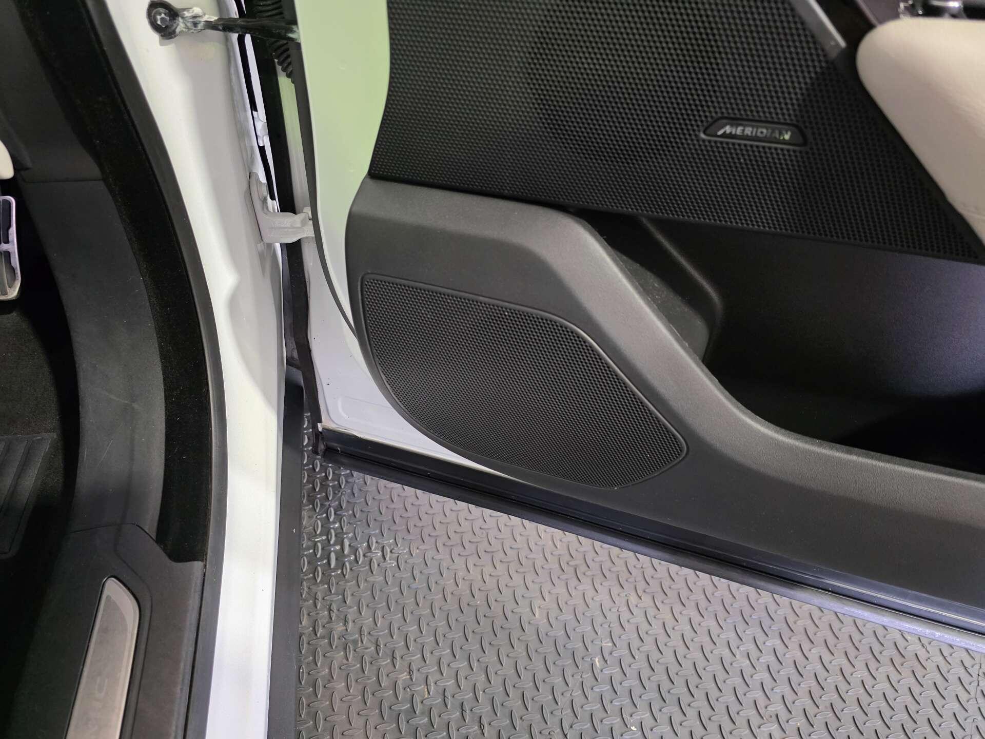 Land Rover Range Rover Velar view 53