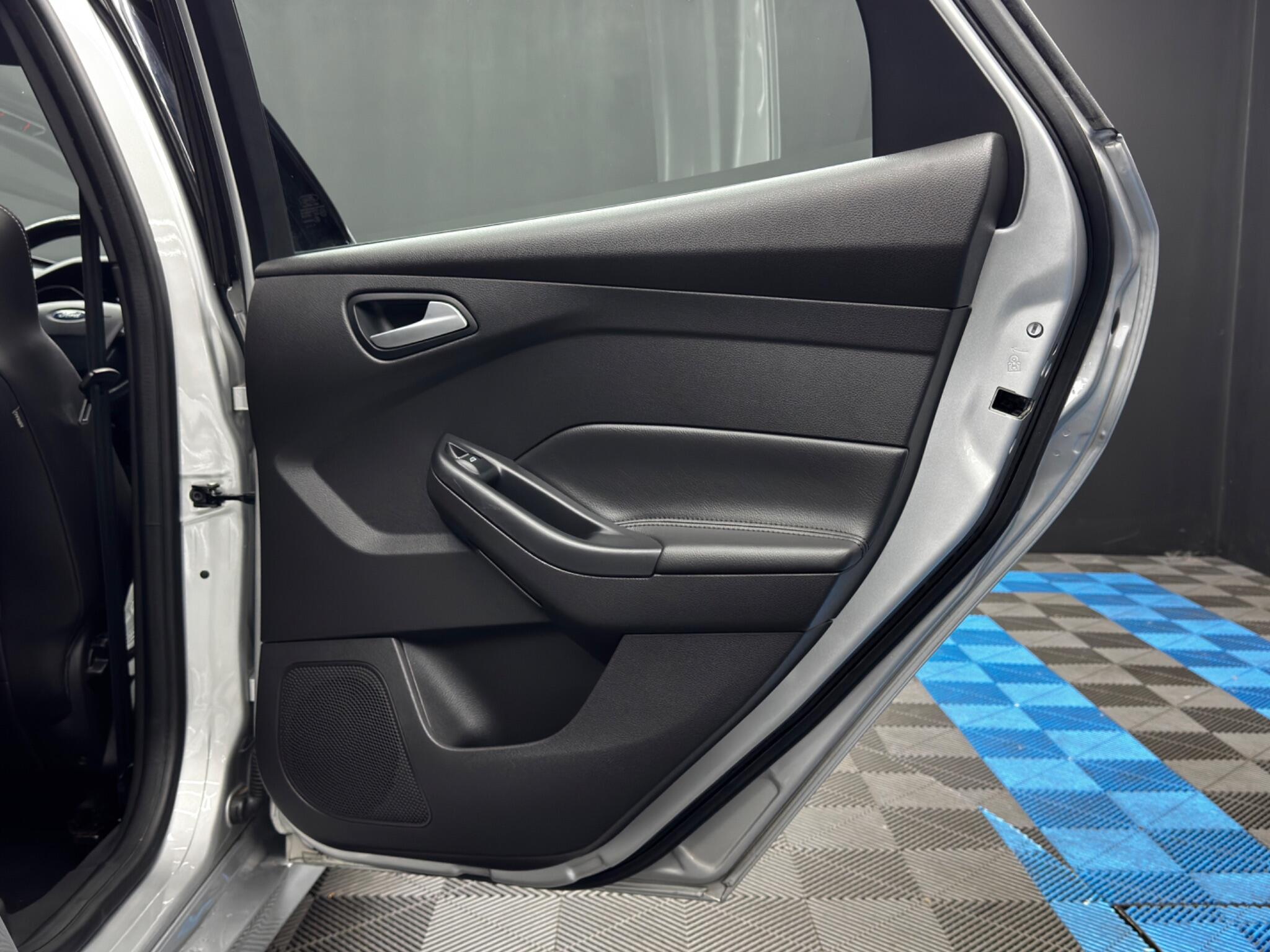 Ford Focus view 43