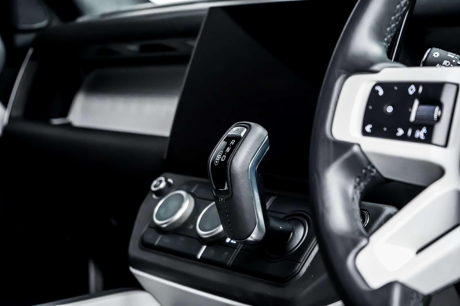 Land Rover Defender 90 view 26