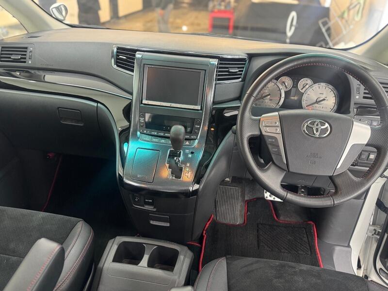 2013 Toyota Vellfire image 16