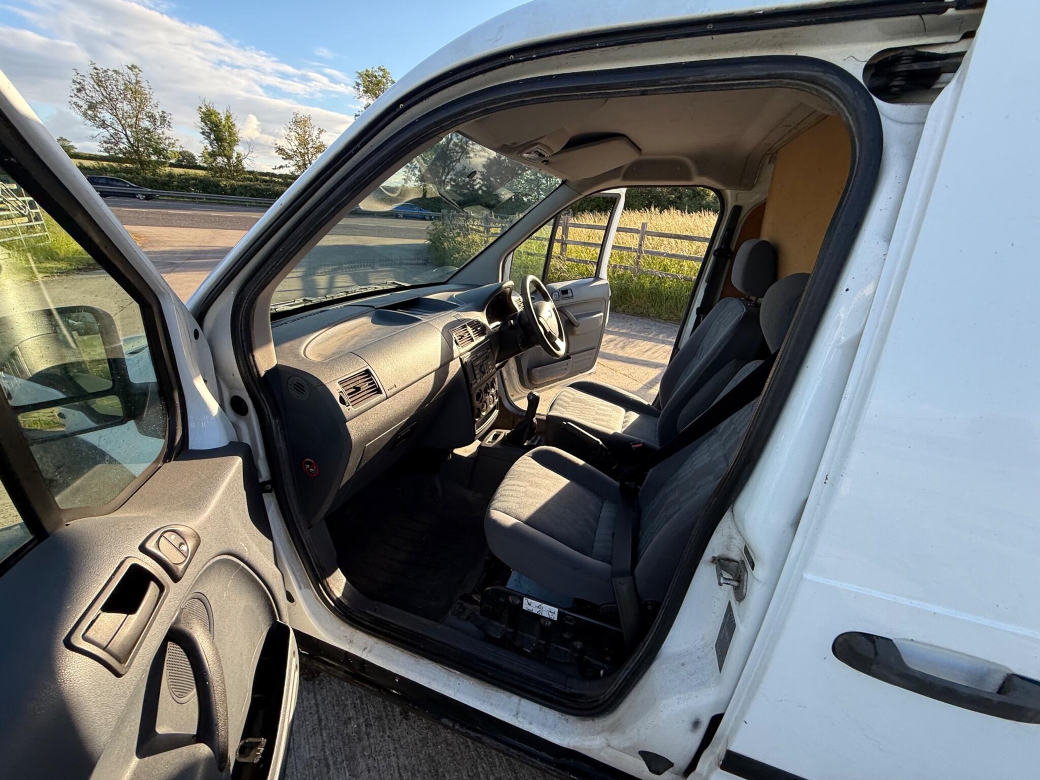 Ford Transit Connect 1.8 TDCi T200 LX L1 H1 4dr — photo 35 of 86