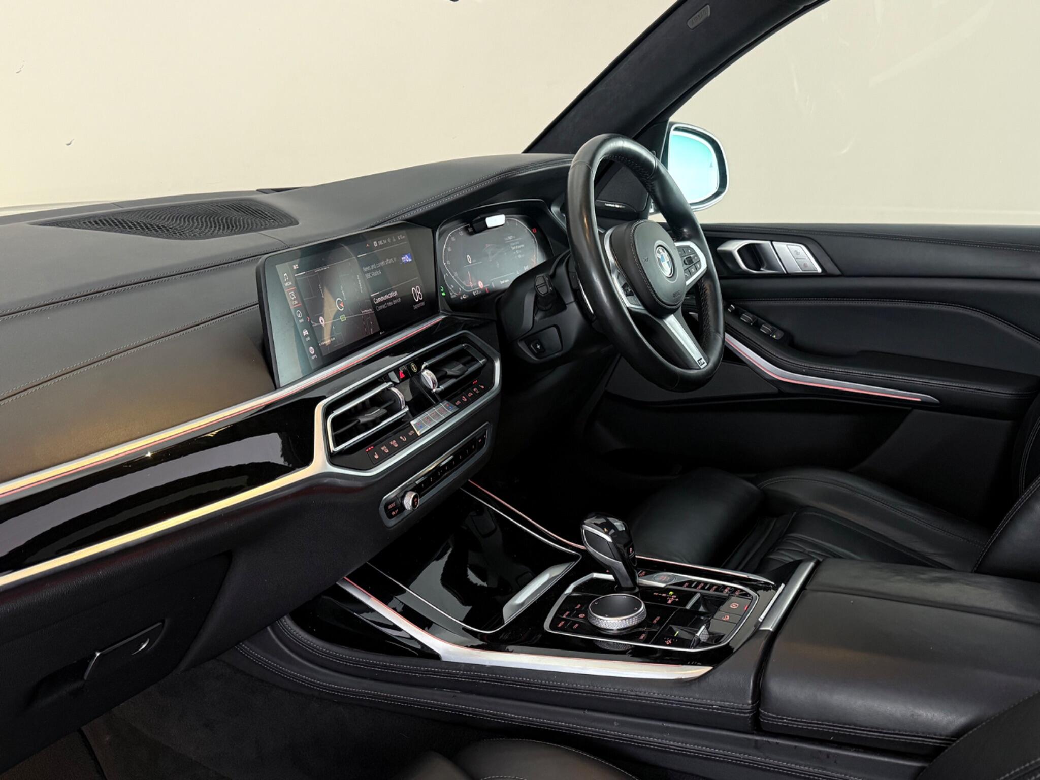 BMW X7 view 4