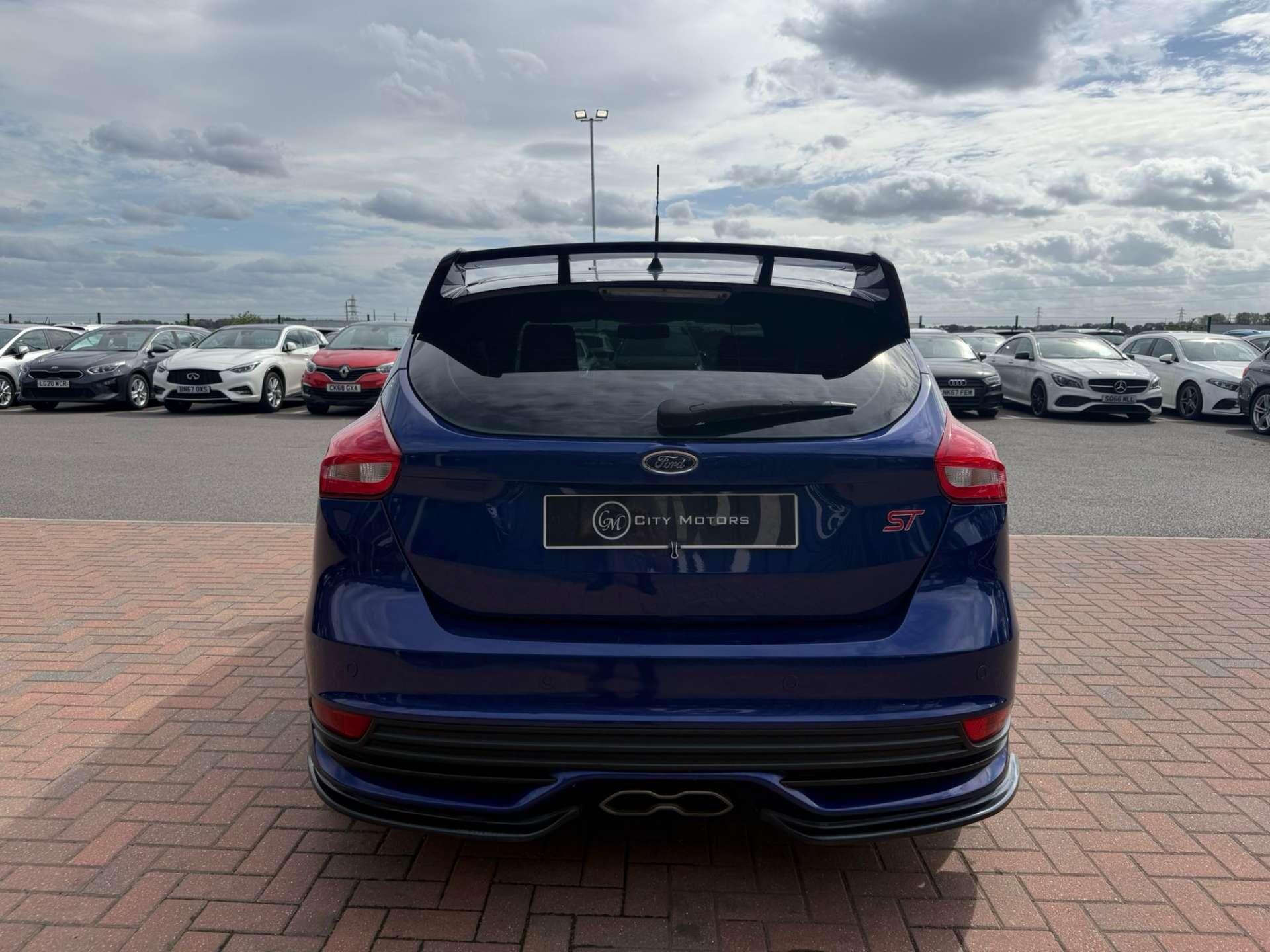Ford Focus view 12