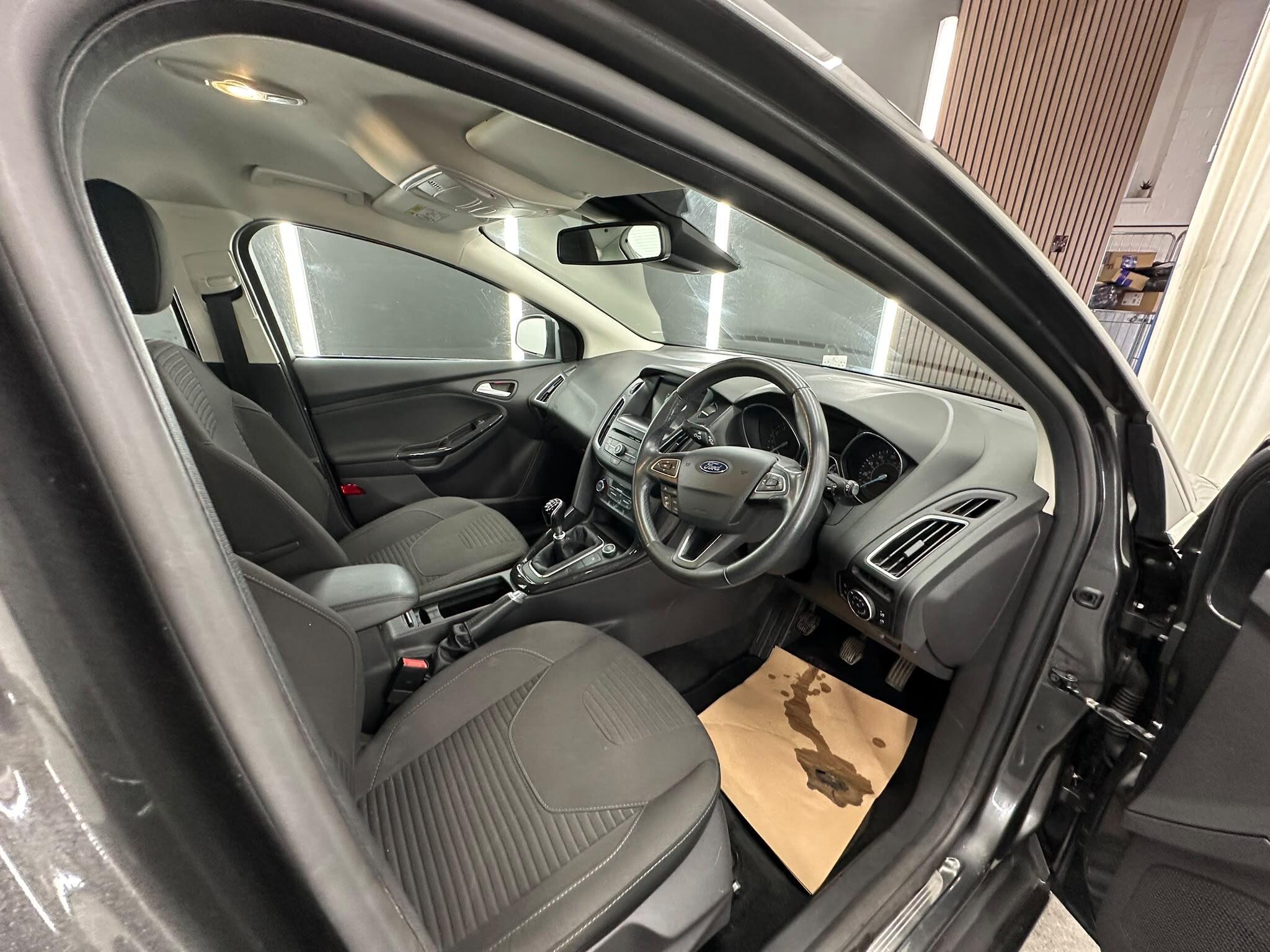 Ford Focus view 22