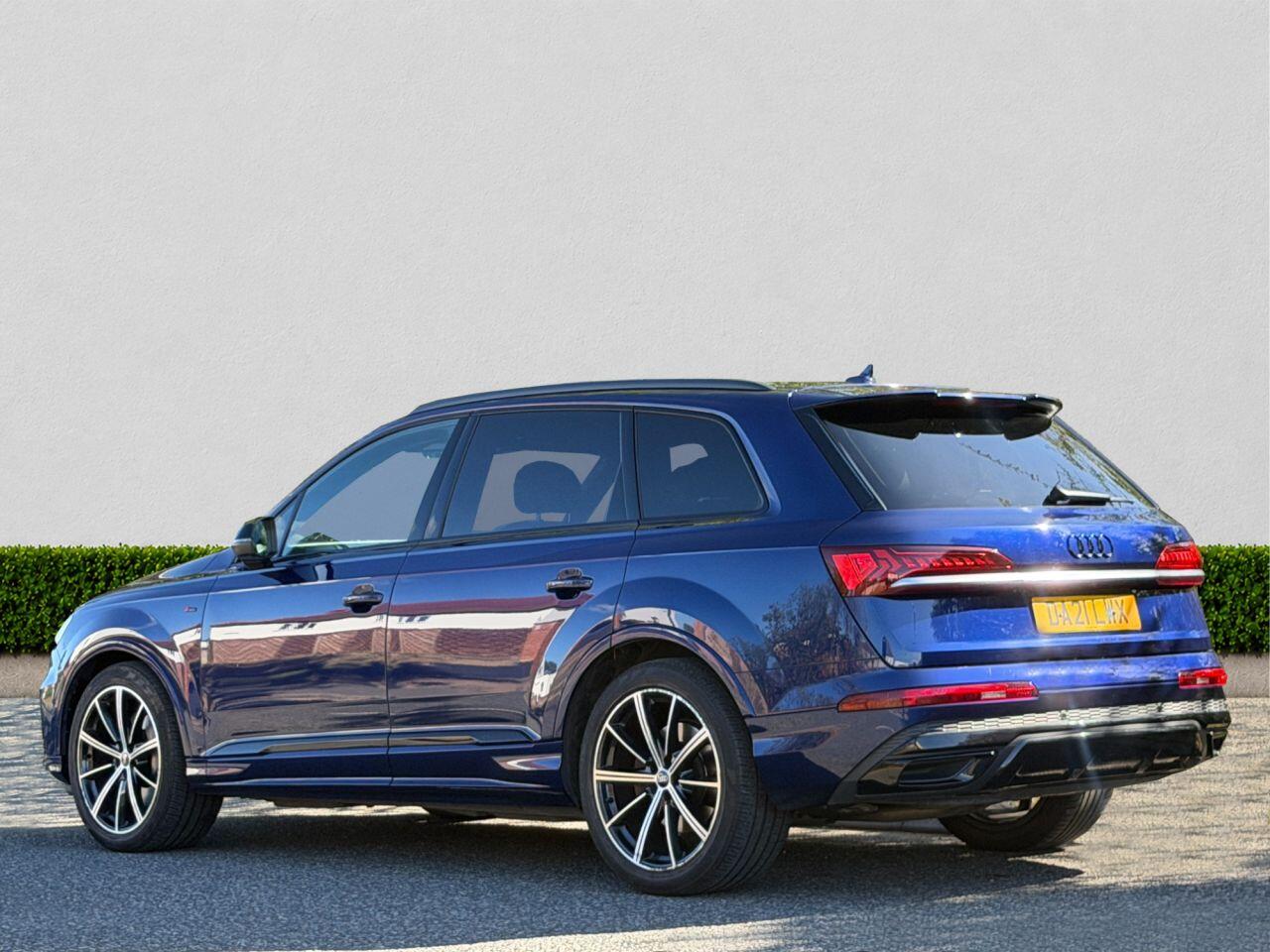 Audi Q7 view 5