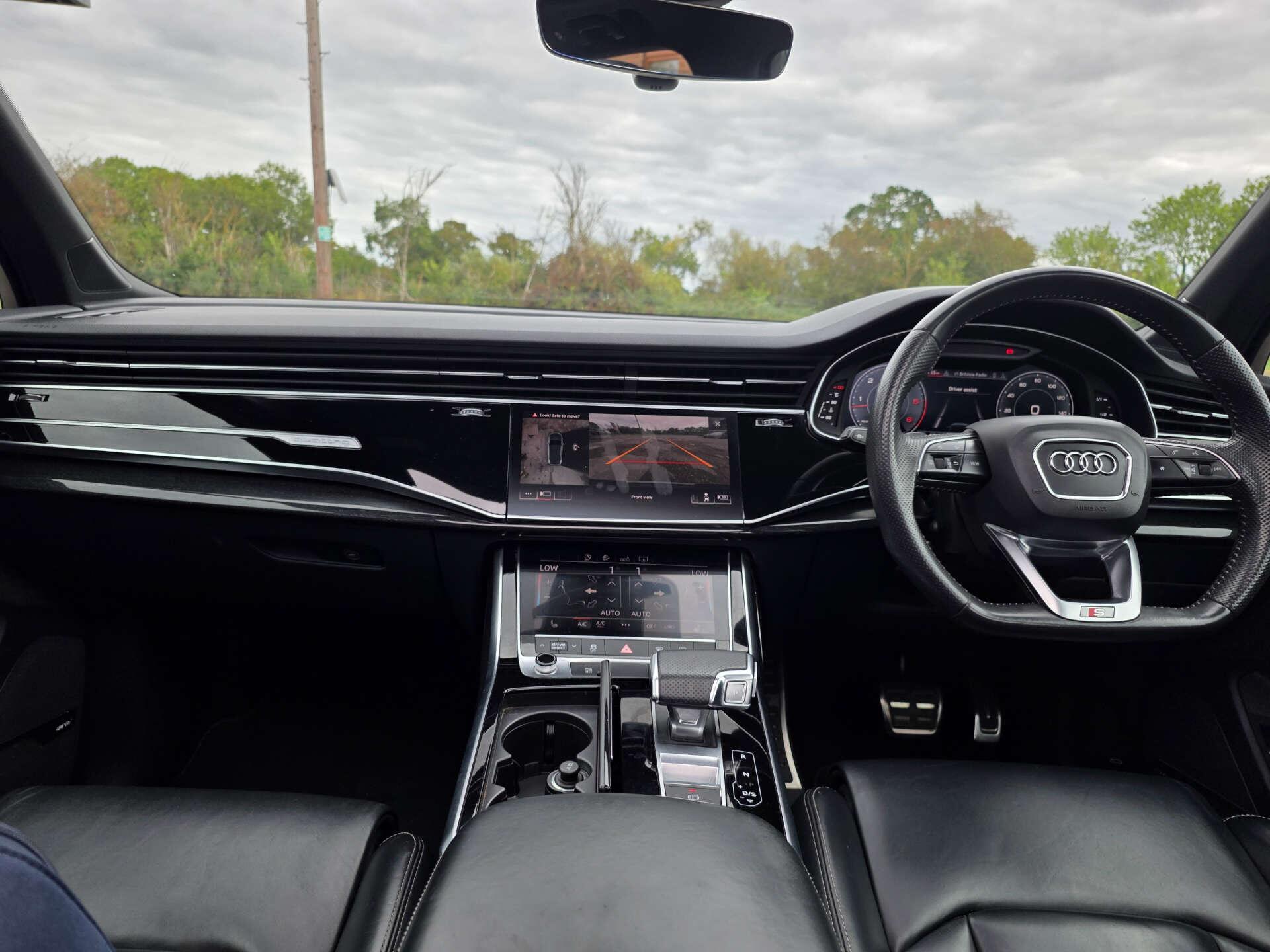 Audi Q7 view 27