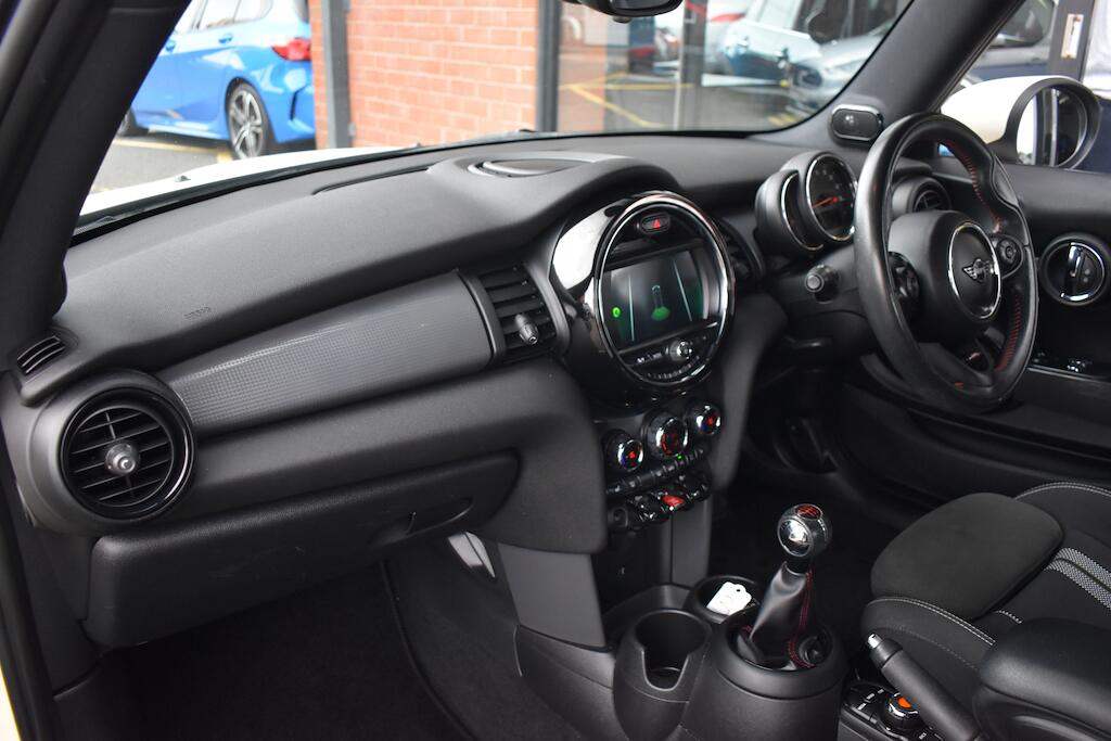 Mini Cooper view 34