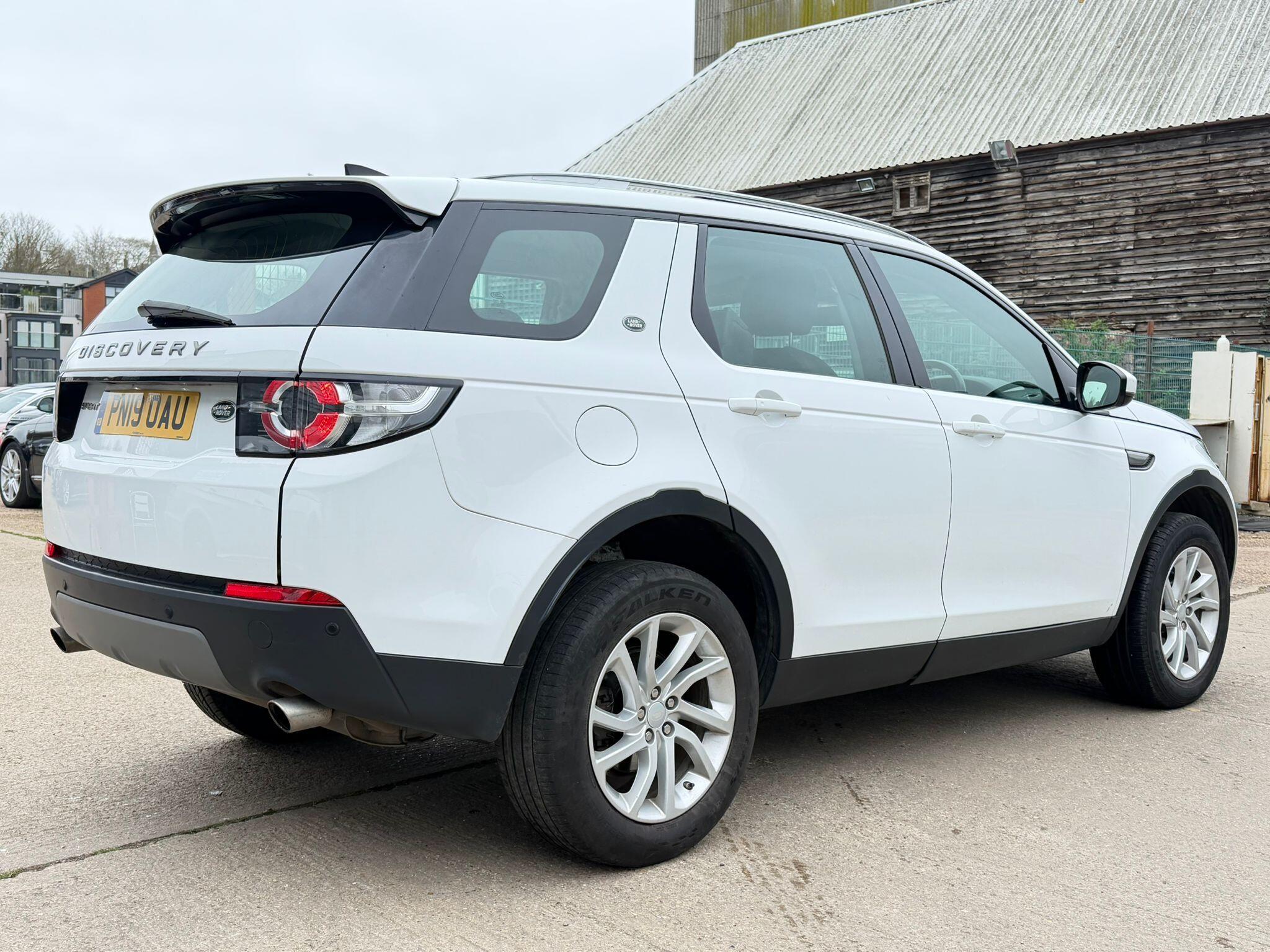 Land Rover Discovery Sport view 8