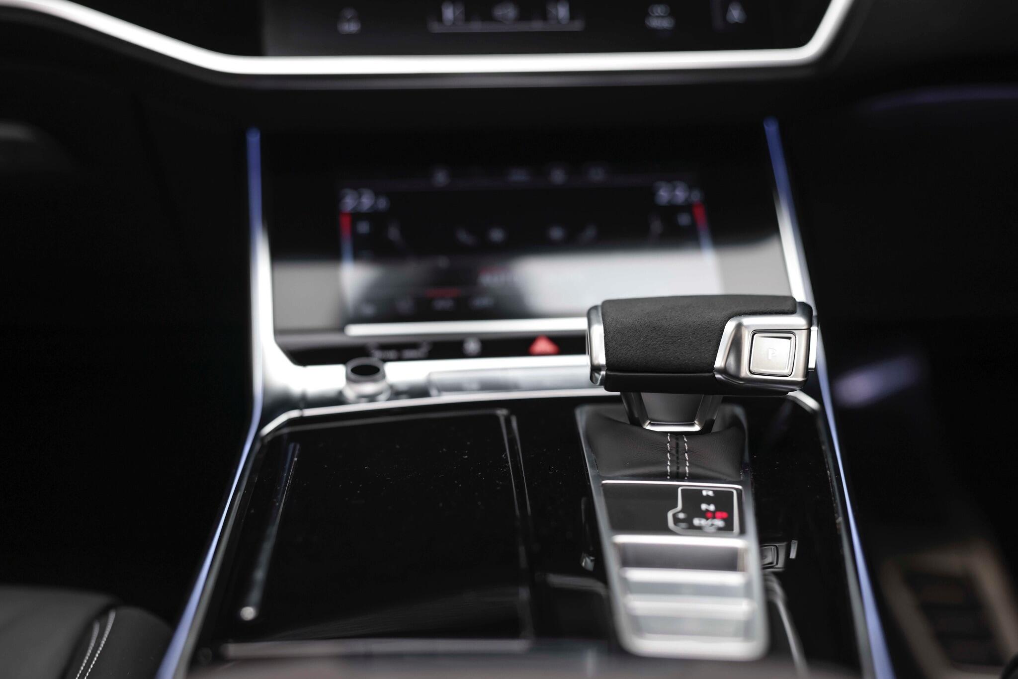 Audi RS6 Avant view 50