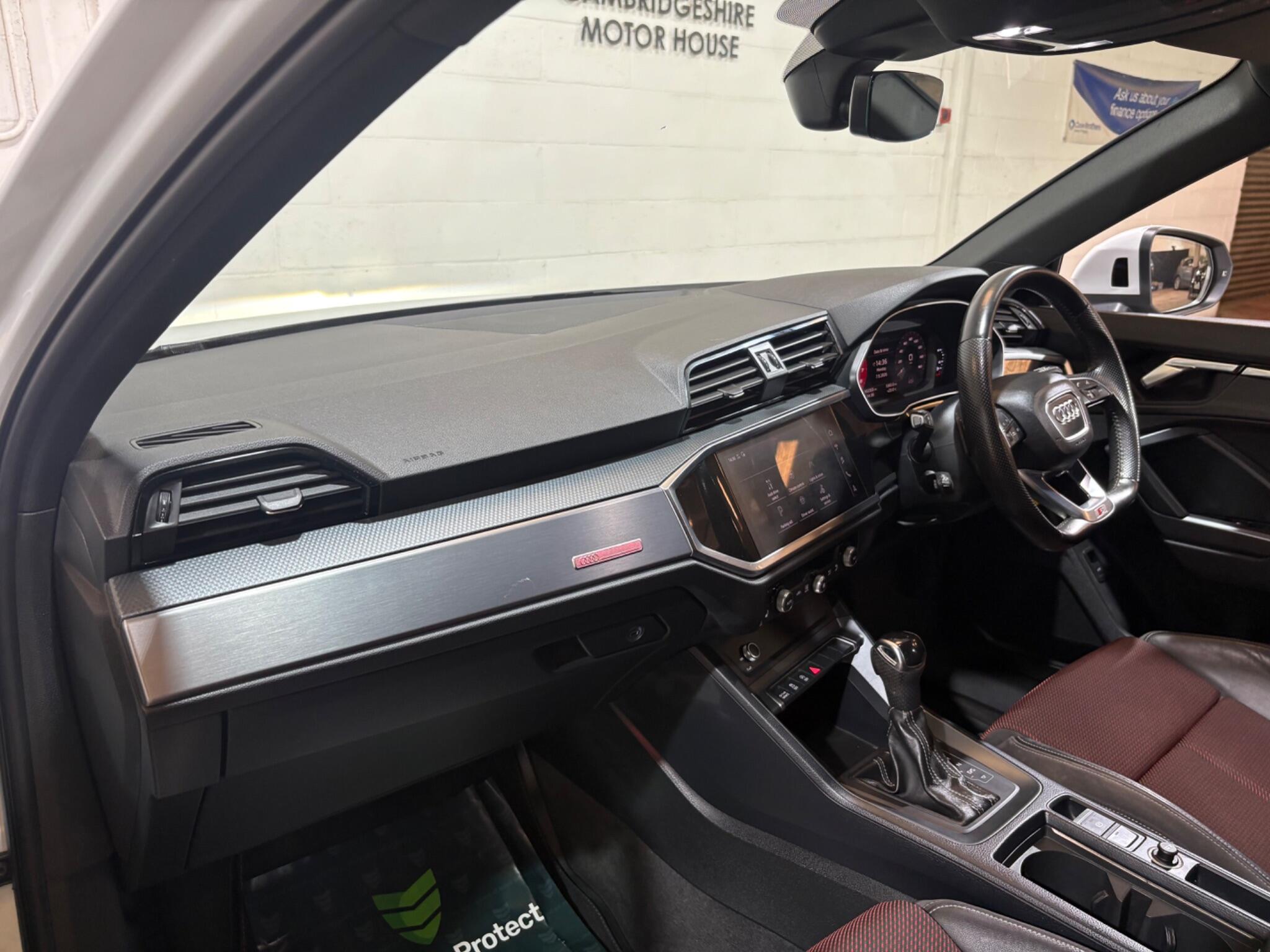 Audi Q3 view 21
