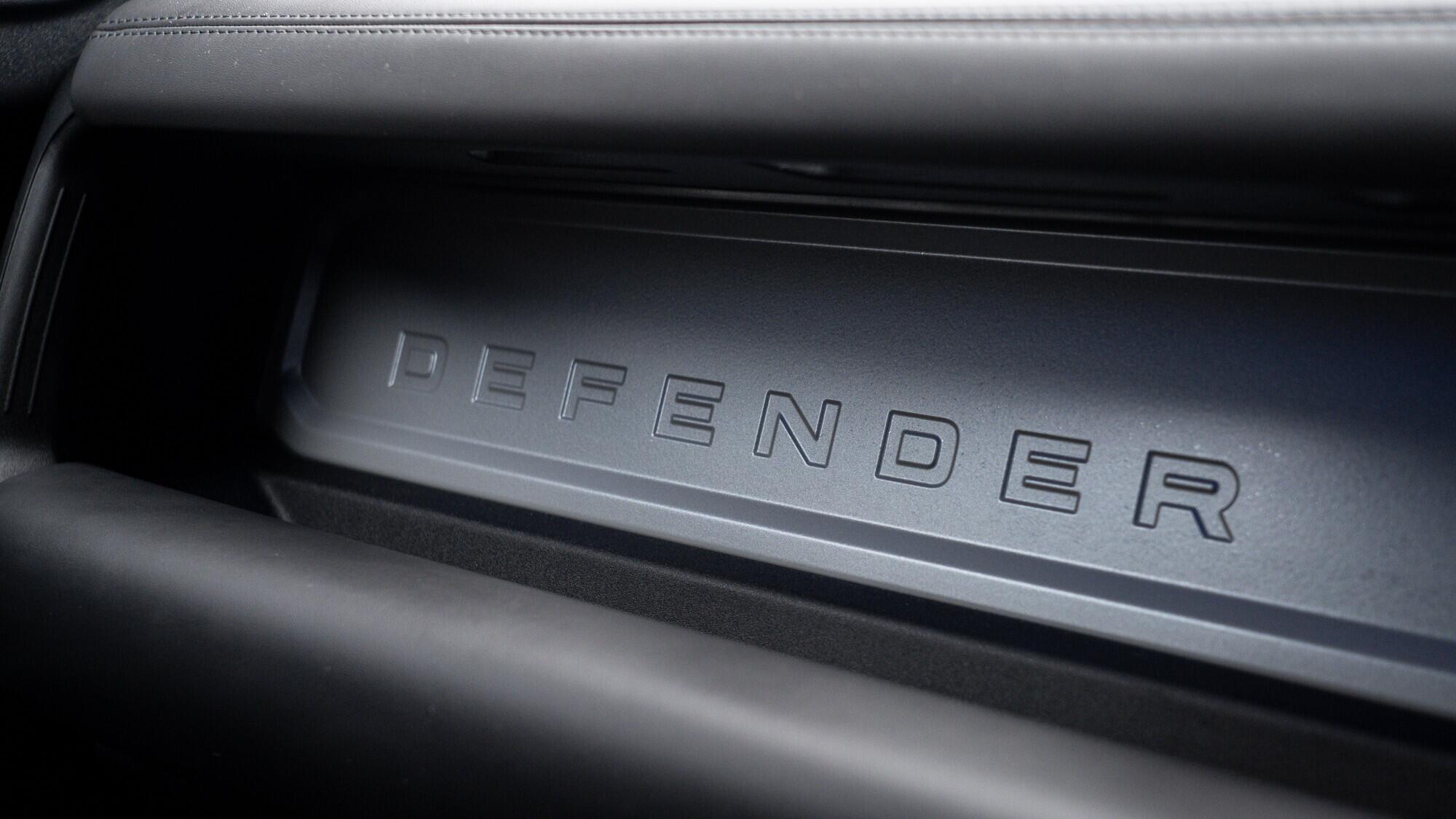 Land Rover Defender 110 view 54
