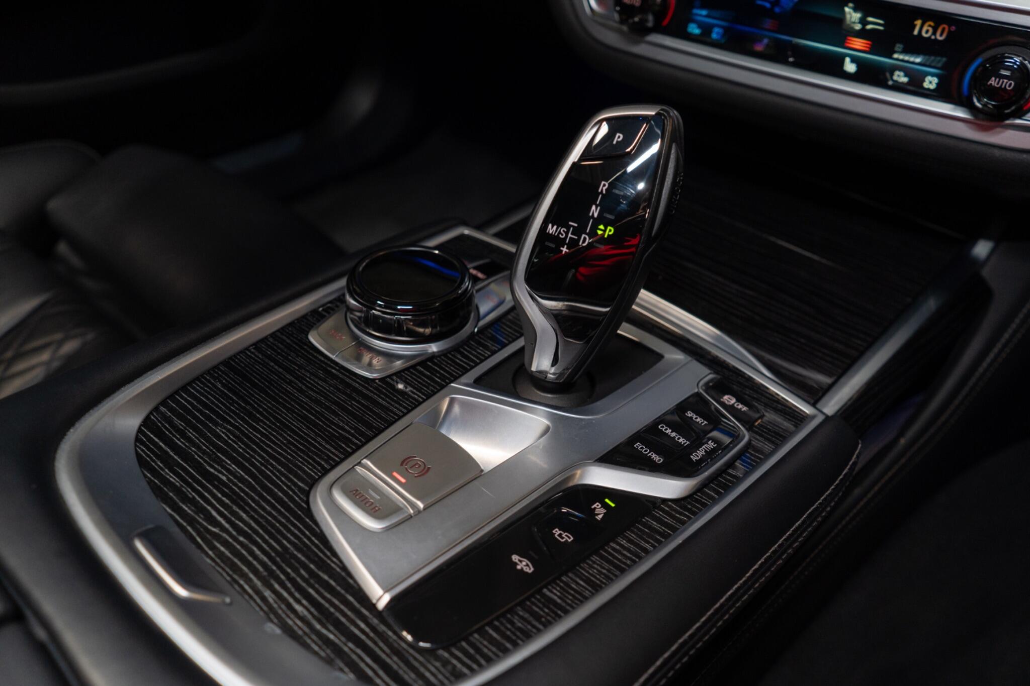 BMW 7 Series view 27