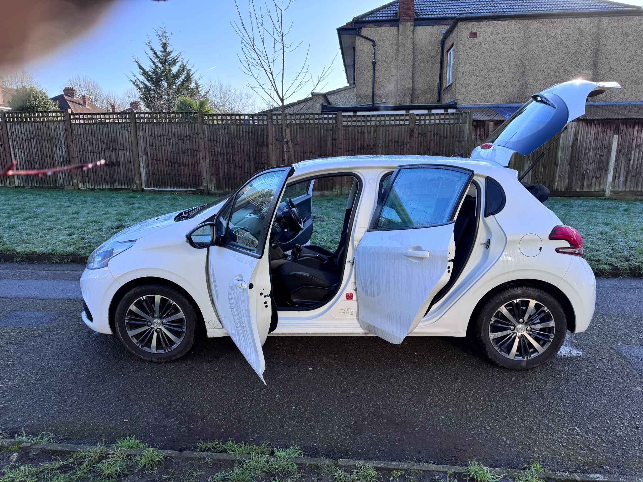 2016 Peugeot 208 image 46