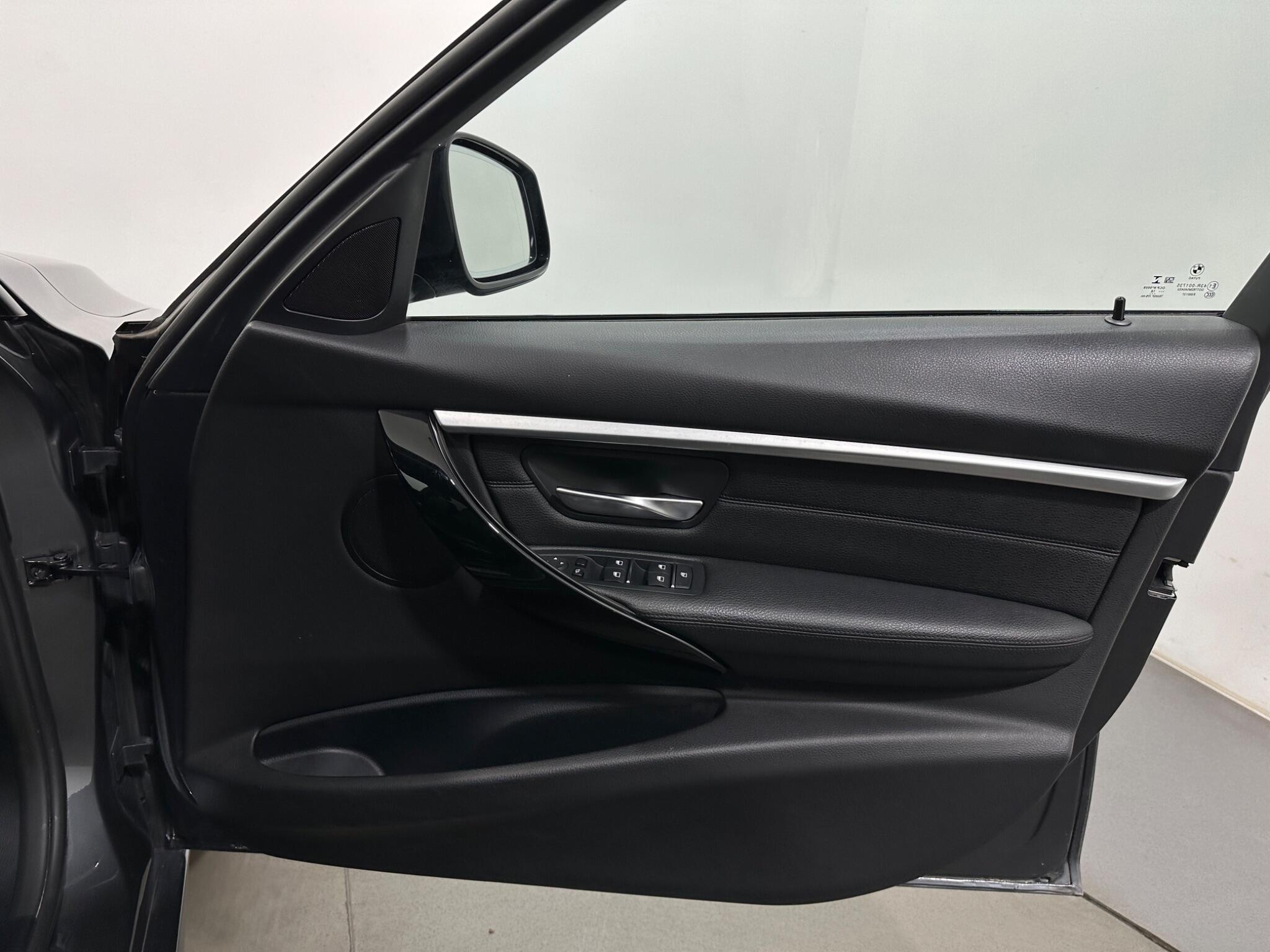 BMW 3 Series view 35