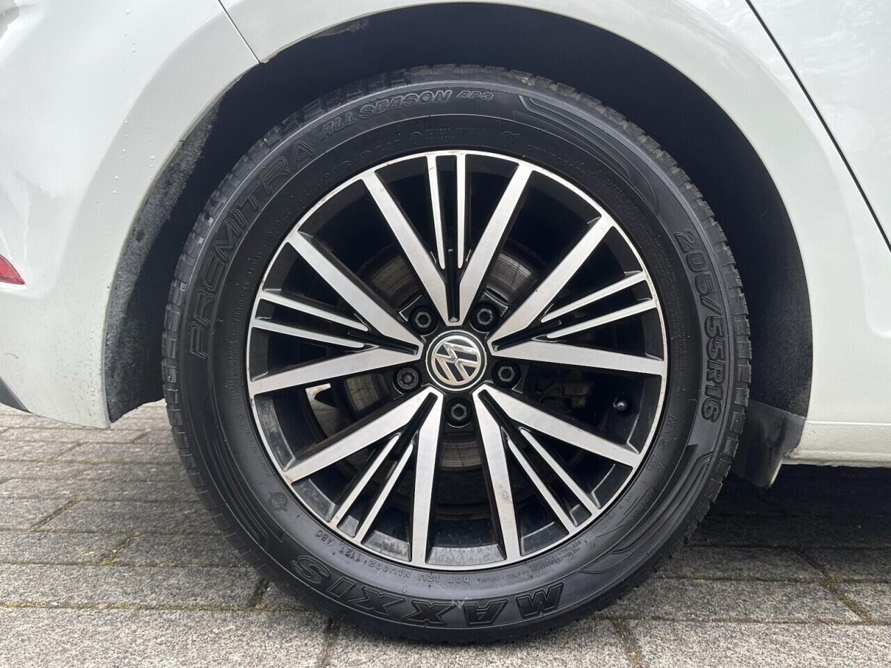 Volkswagen Golf view 3