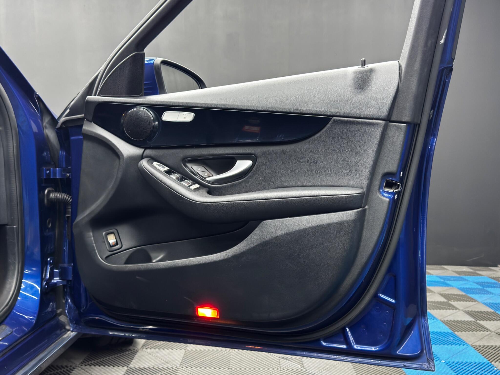 Mercedes-Benz C-Class view 37