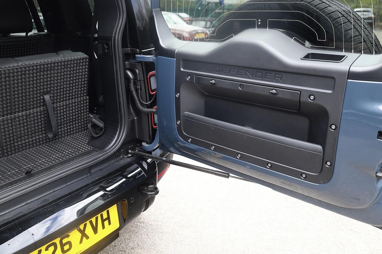 Land Rover Defender 110 view 30