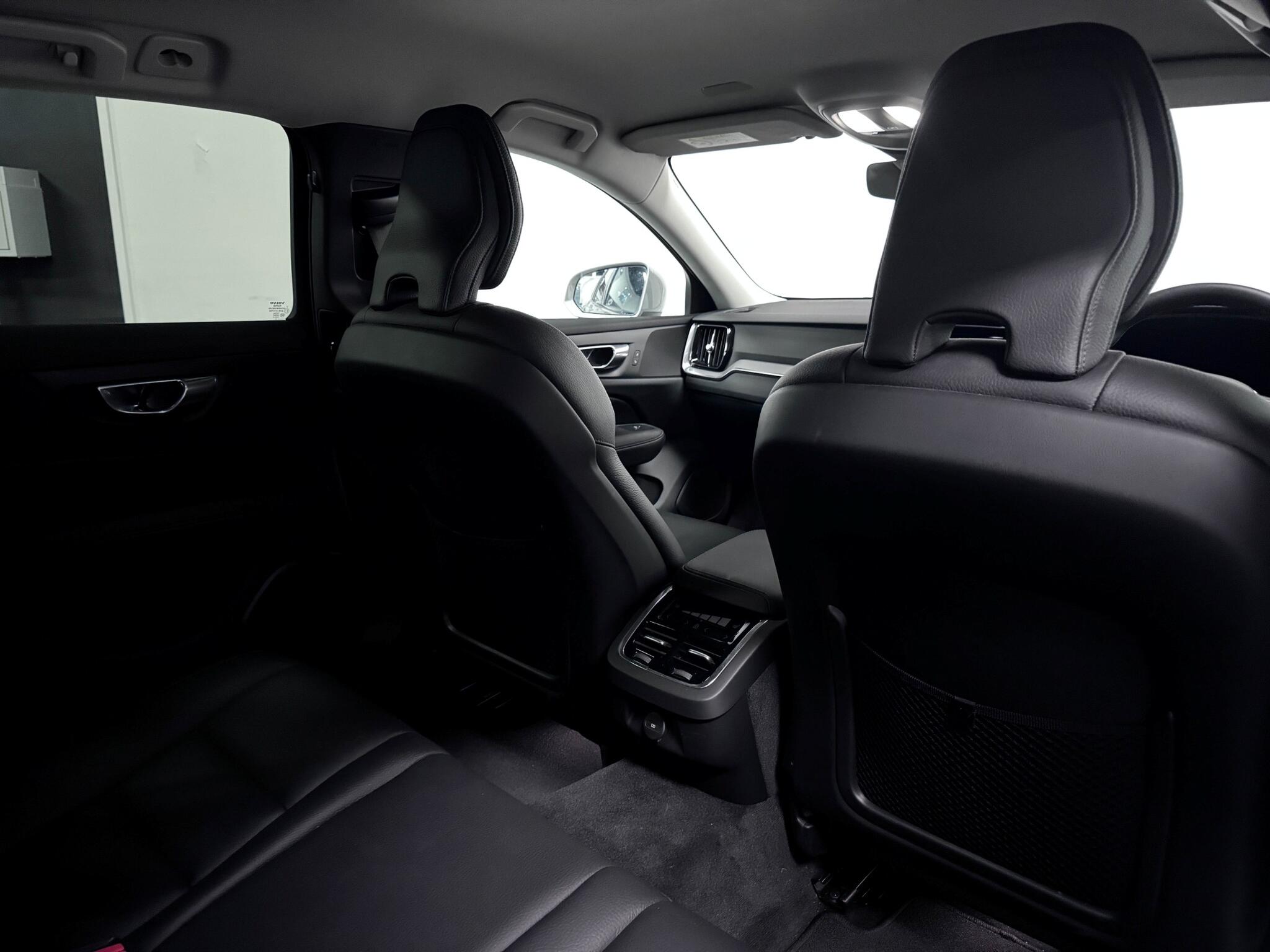 Volvo V60 Cross Country view 28