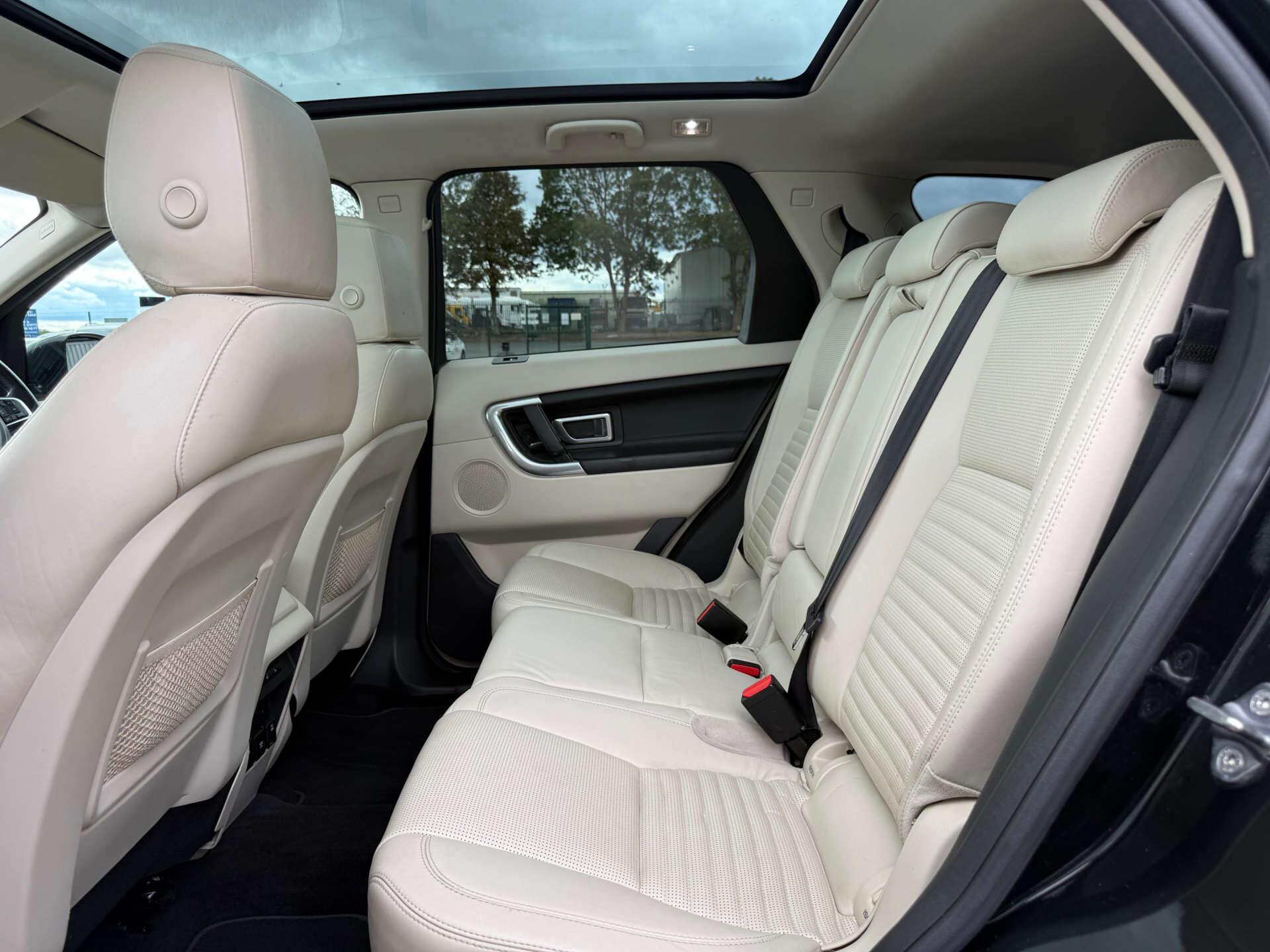 Land Rover Discovery Sport view 78