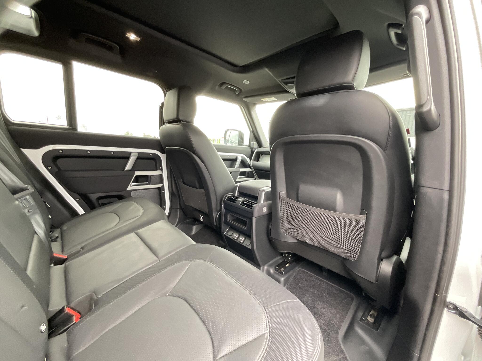 Land Rover Defender 110 view 10