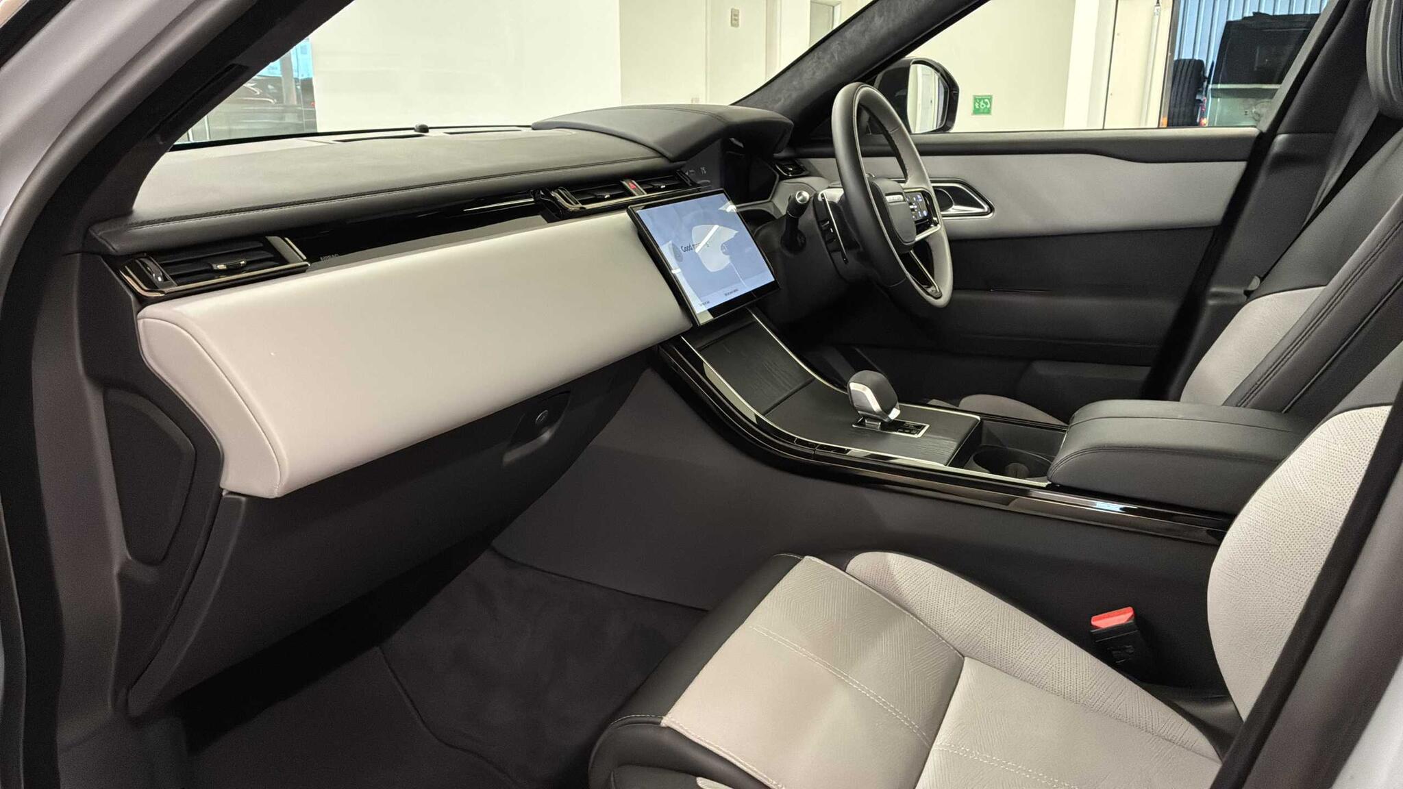 Land Rover Range Rover Velar view 3