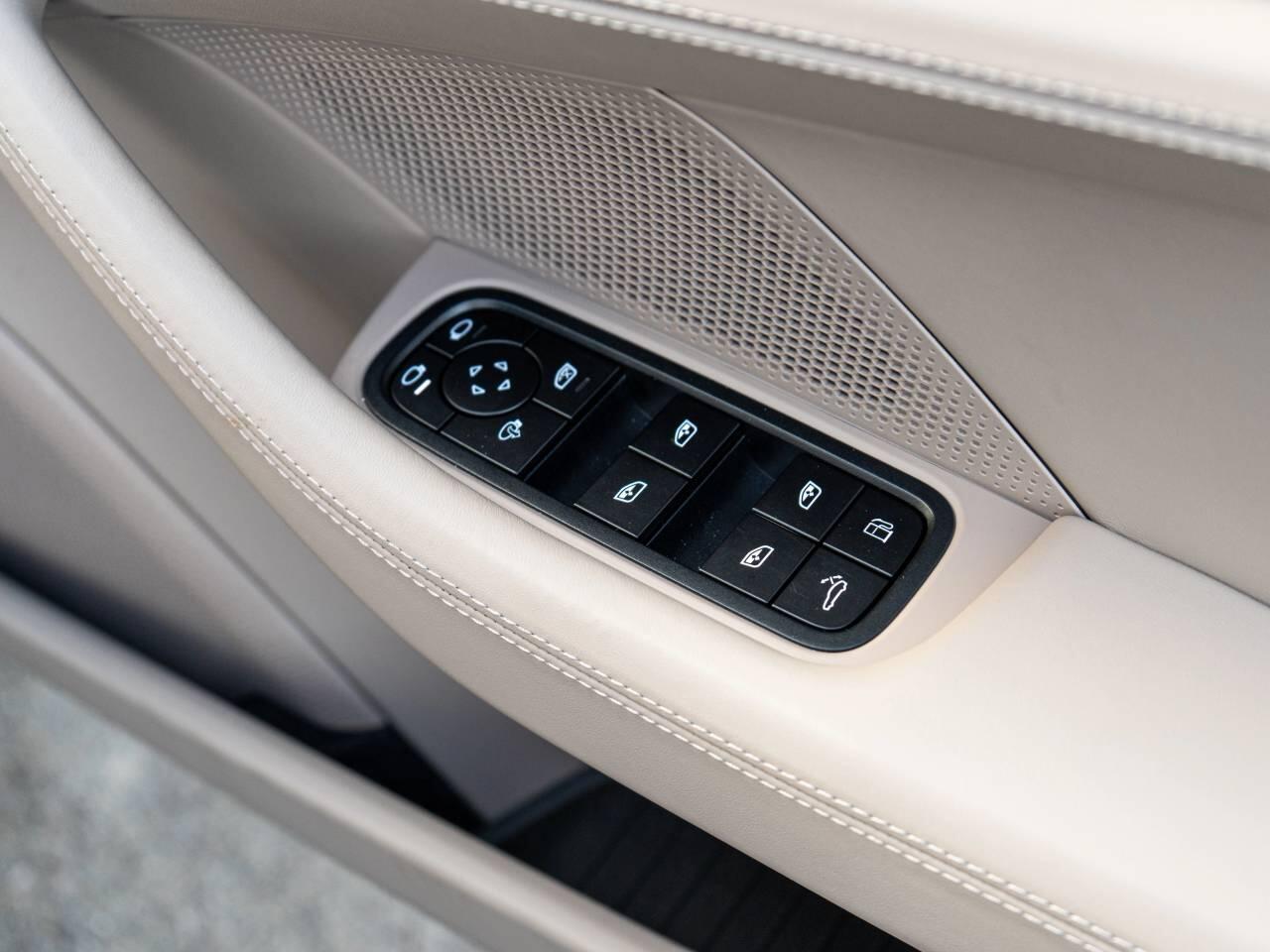 Porsche Panamera view 24