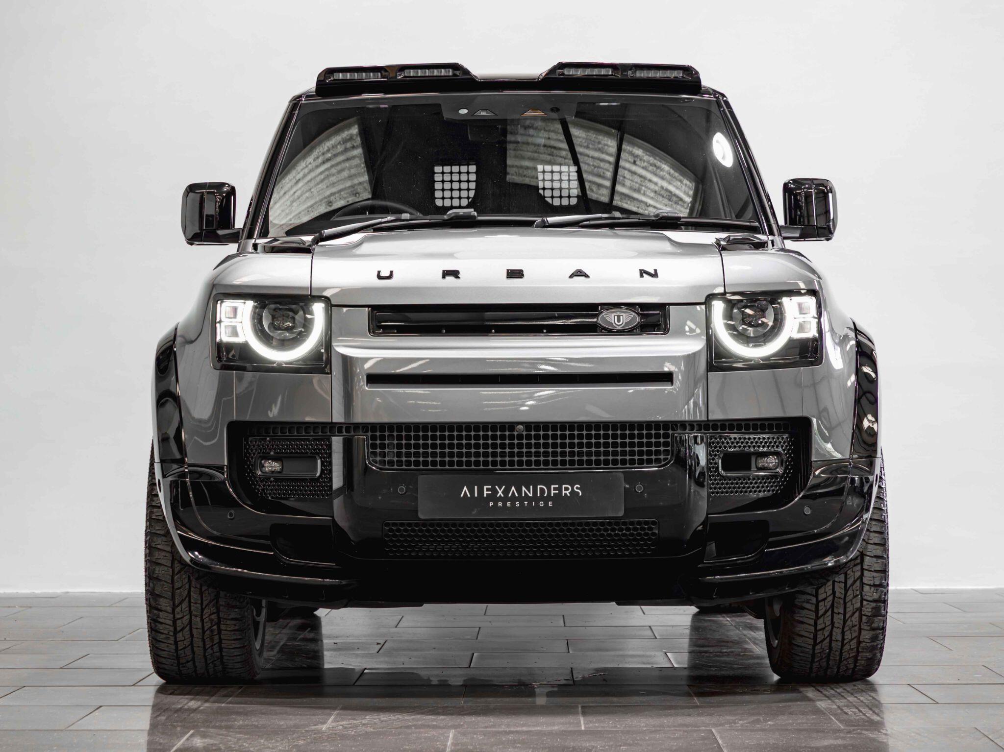 Land Rover Defender 110 view 10