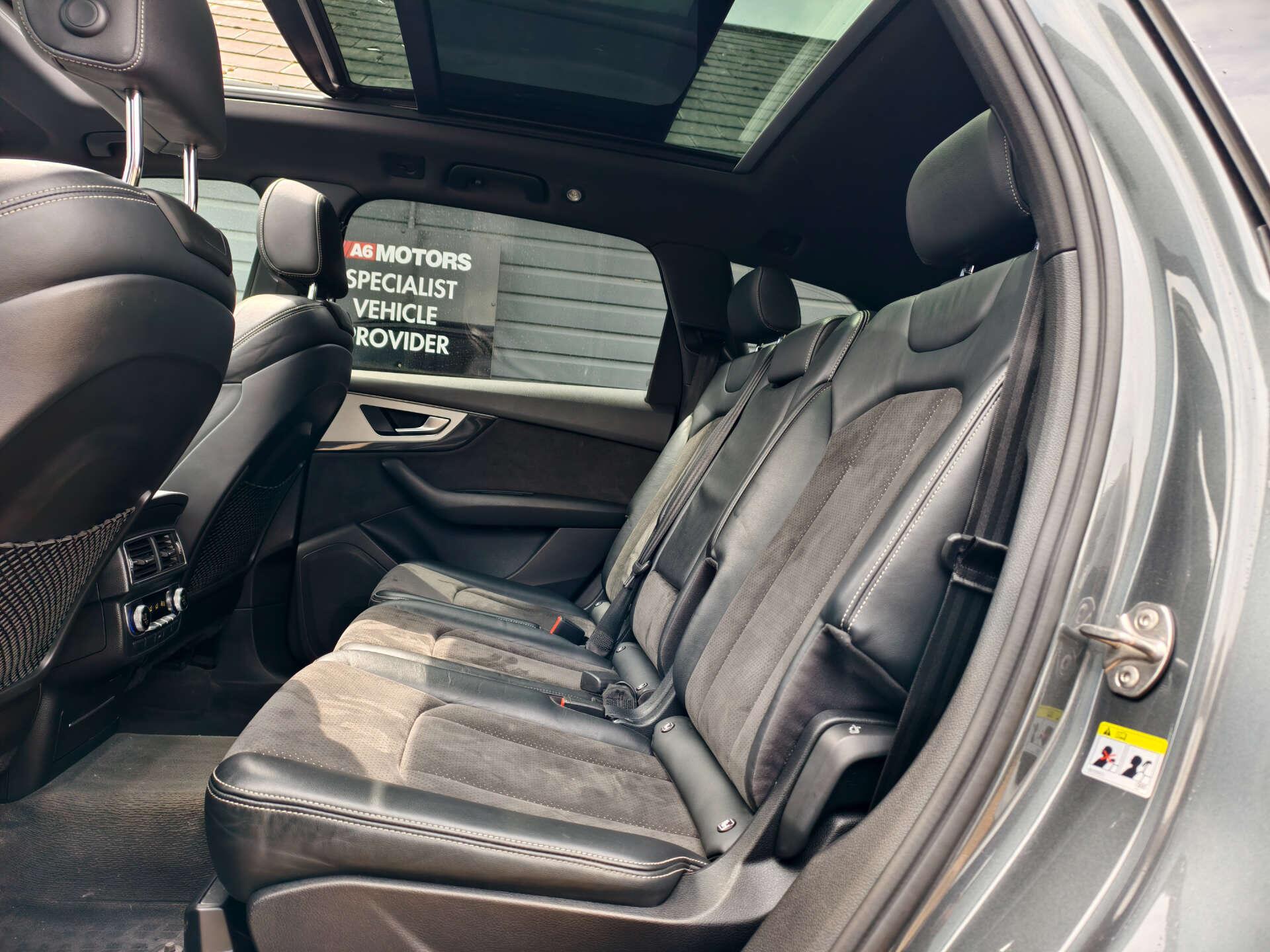 Audi Q7 view 24